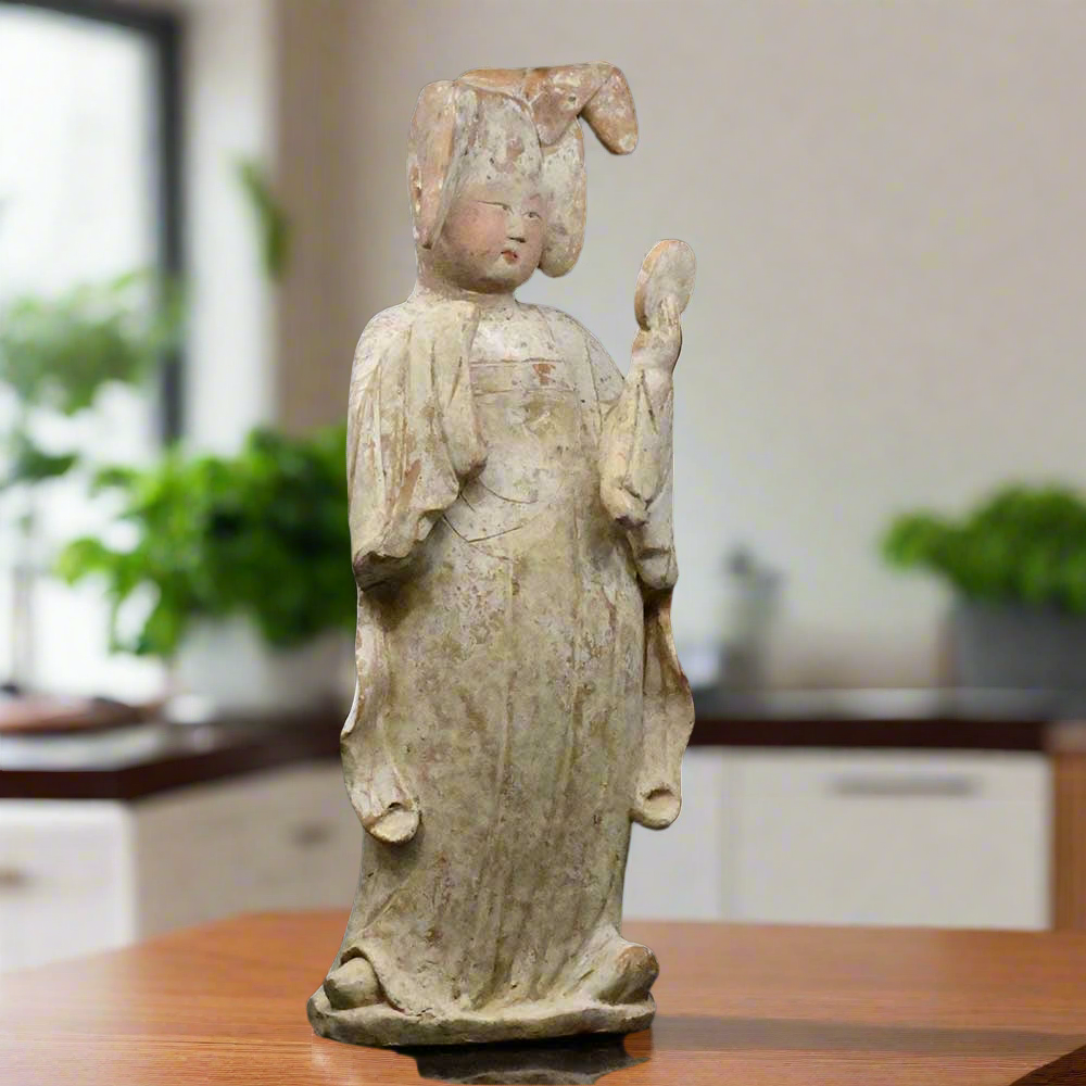 Eine chinesische Hofdame aus bemalter Keramik, Tang-Dynastie, ca. Mitte des 8. Jahrhunderts n. Chr.