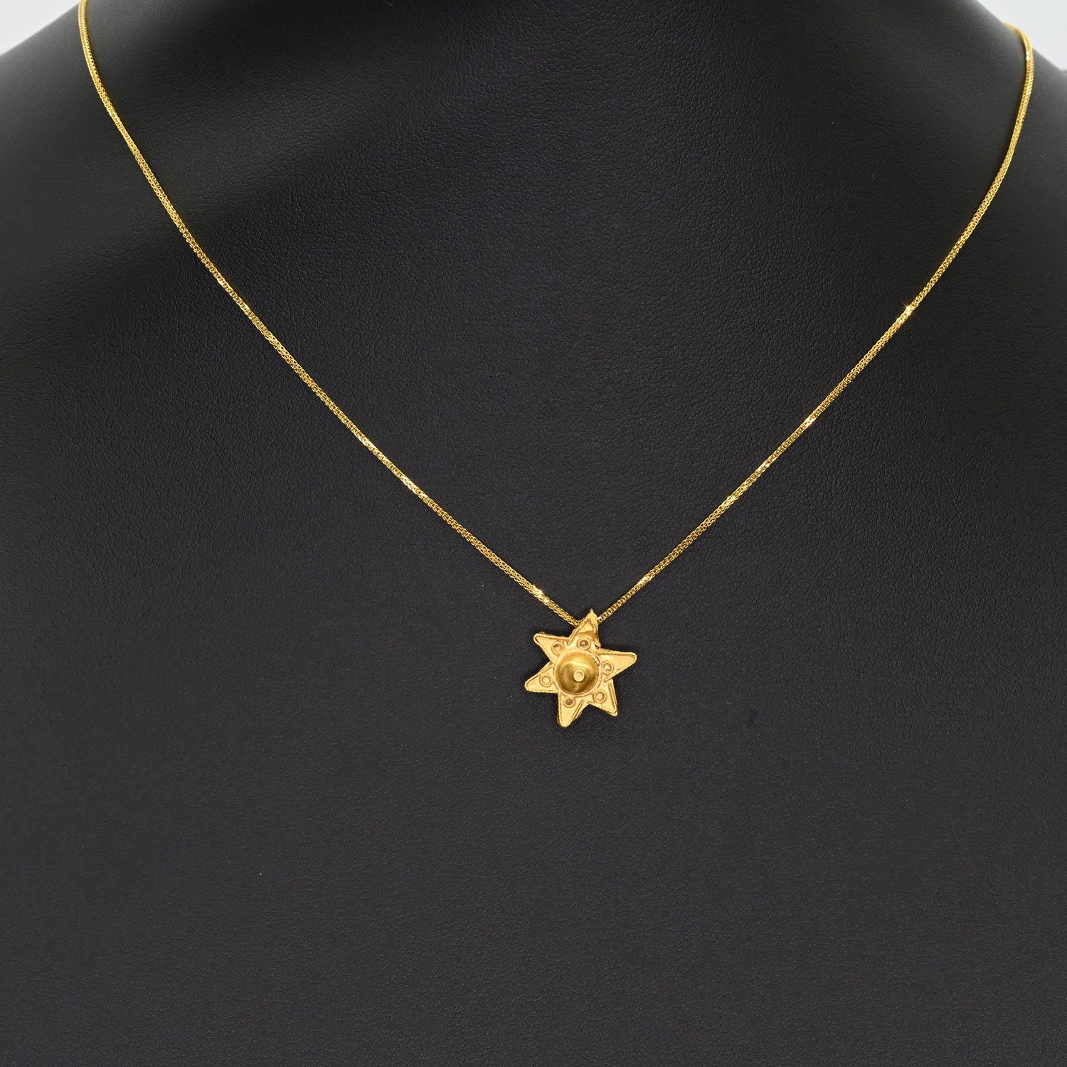 A Byzantine Gold Star Pendant, Eastern Mediterranean, ca. 6th–8th century CE