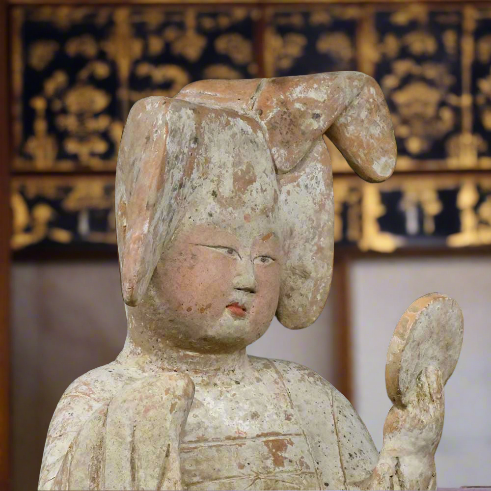 Eine chinesische Hofdame aus bemalter Keramik, Tang-Dynastie, ca. Mitte des 8. Jahrhunderts n. Chr.