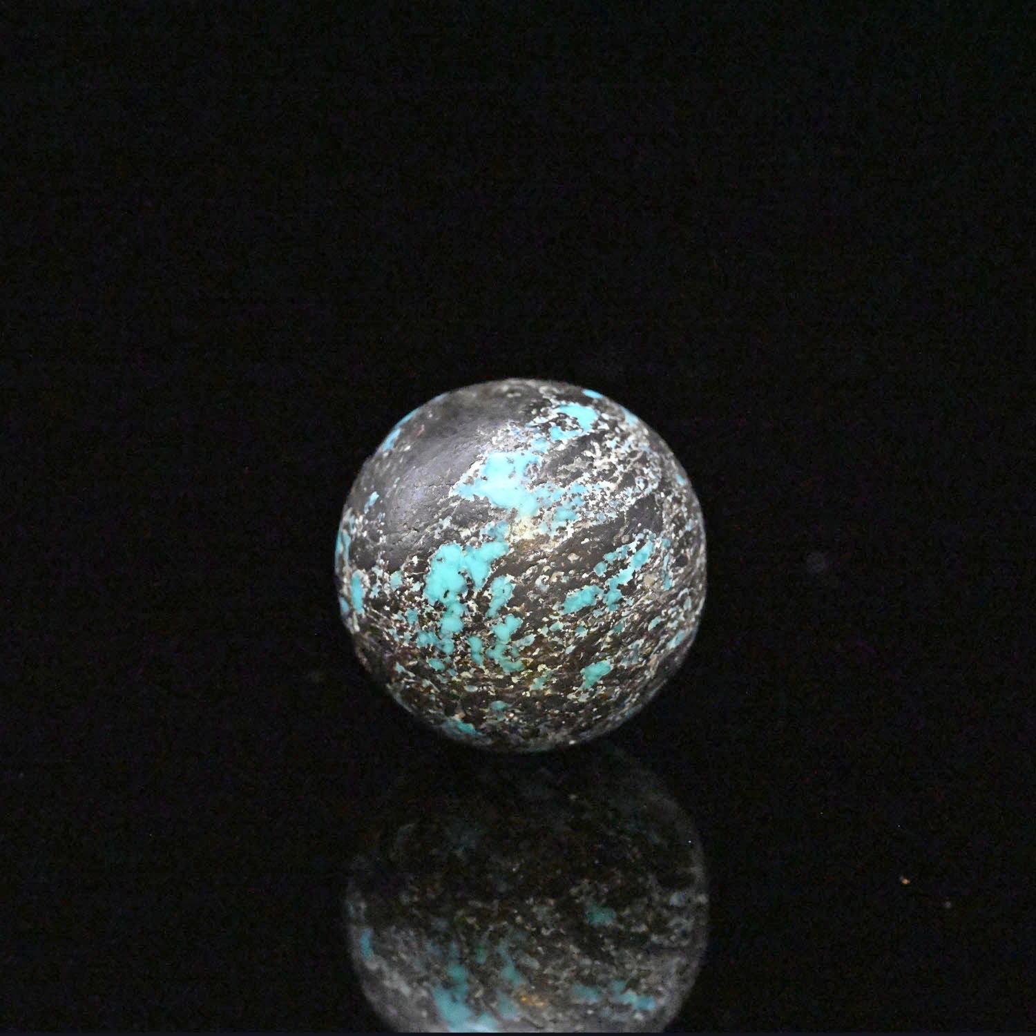 A fine Chinese Yungai Turquoise Bead, Qing Dynasty, ca. 18th–19th century