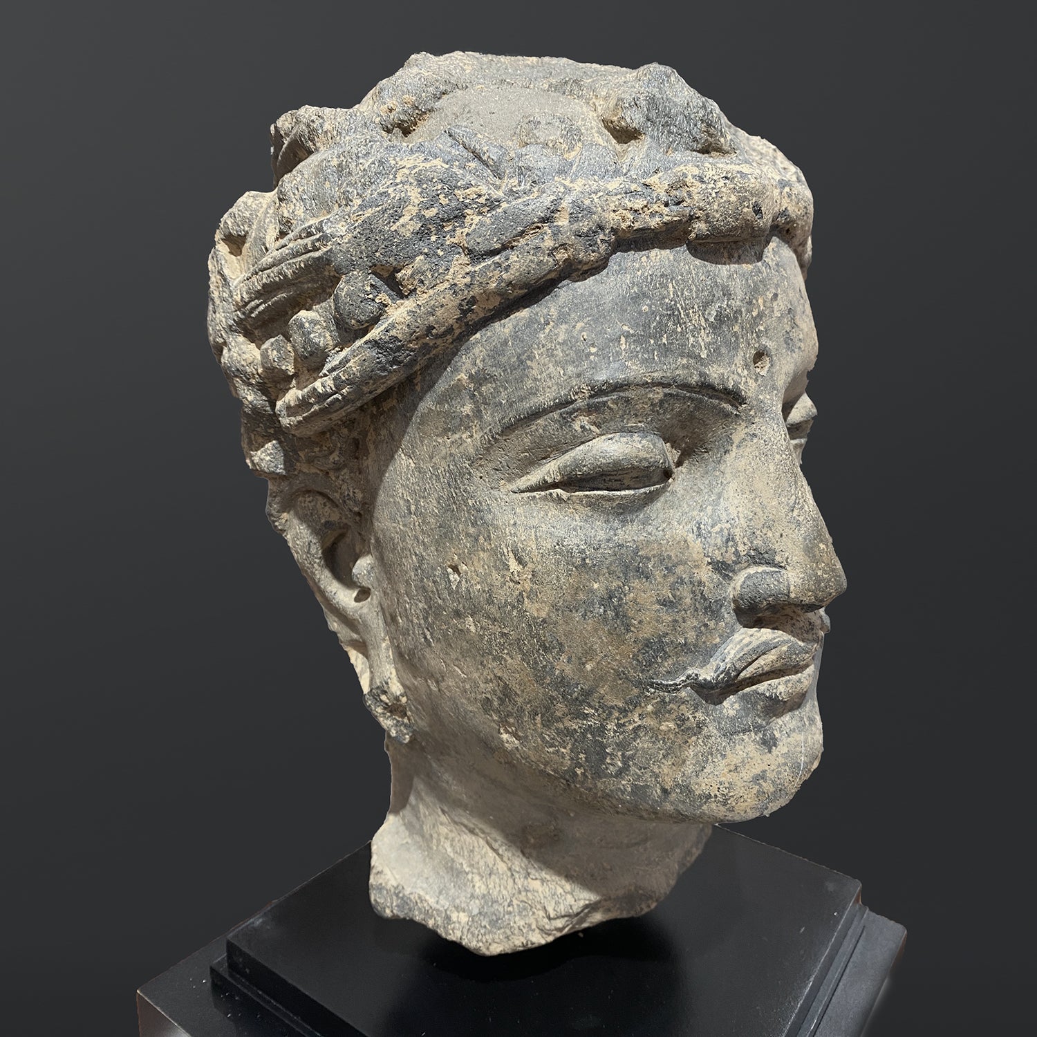 Ein feiner Gandhara-Kopf eines Bodhisattvas aus grauem Schiefer, ca. 2. – 3. Jahrhundert n. Chr
