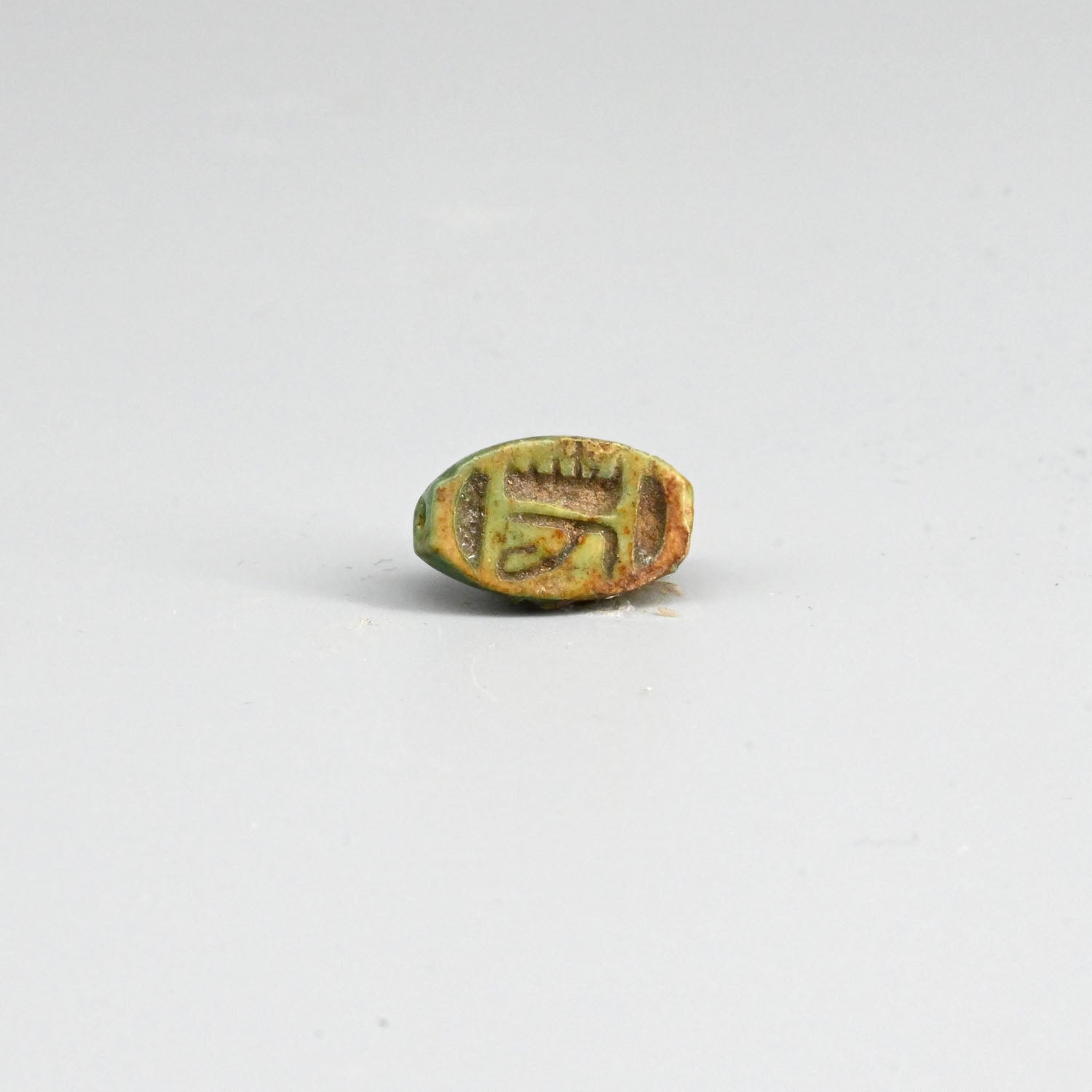 Ein ägyptischer Skarabäus aus grün glasierter Fayence, Neues Reich, ca. 1550 - 1069 v. Chr