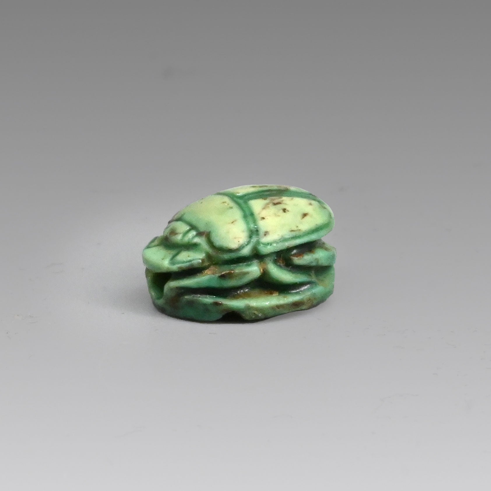 Ein königlich-ägyptischer Skarabäus aus glasiertem Steatit für Amasis II., 26. Dynastie, ca. 570 – 526 v. Chr