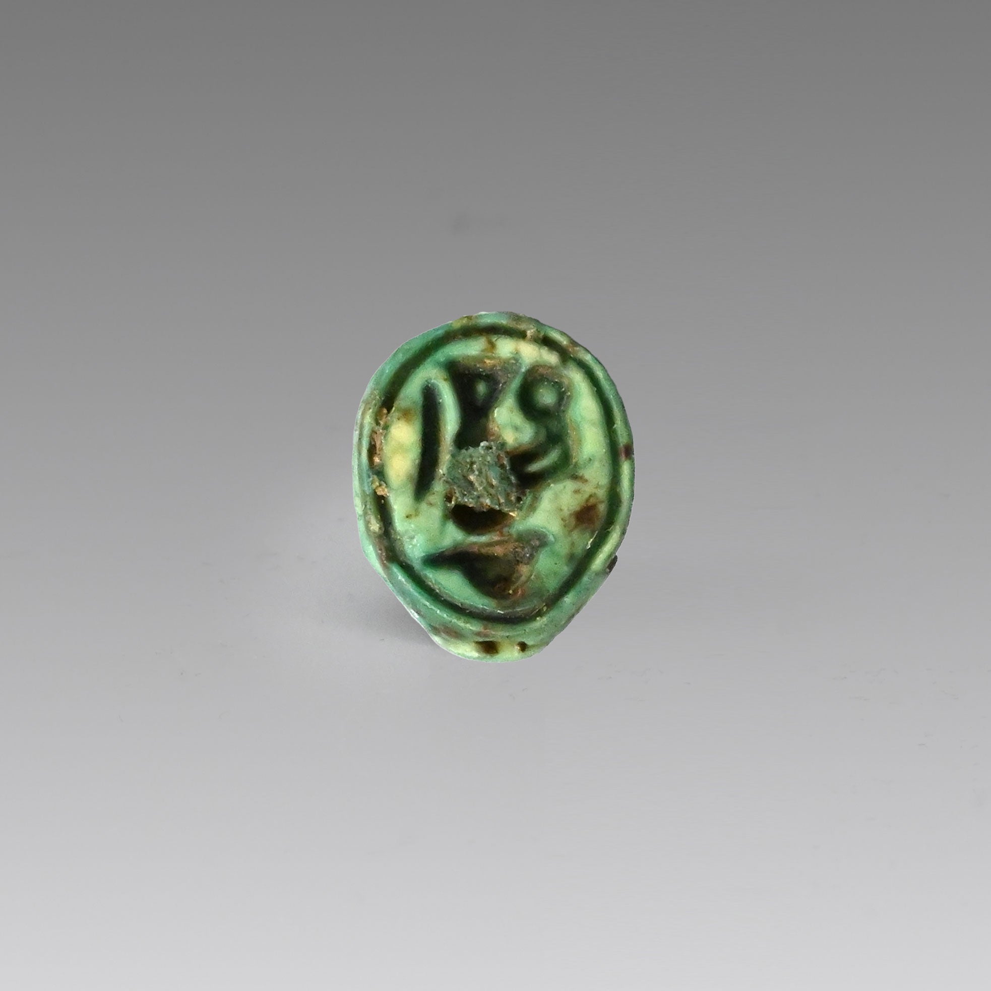 Ein königlich-ägyptischer Skarabäus aus glasiertem Steatit für Amasis II., 26. Dynastie, ca. 570 – 526 v. Chr