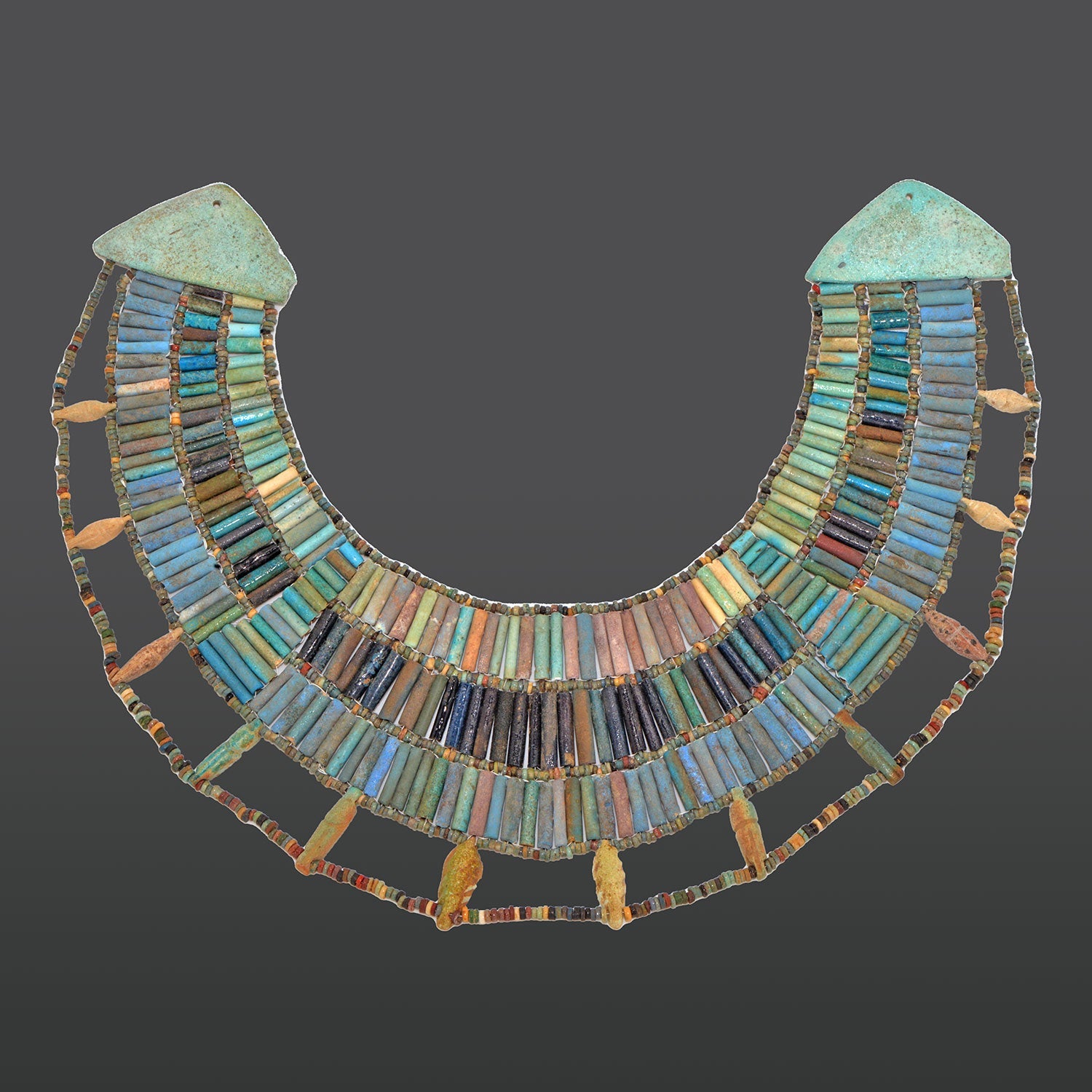 Eine ausgestellte ägyptische Fayence-Halskette mit breitem Kragen, Spätes Altes Reich, ca. 2345–2181 v. Chr