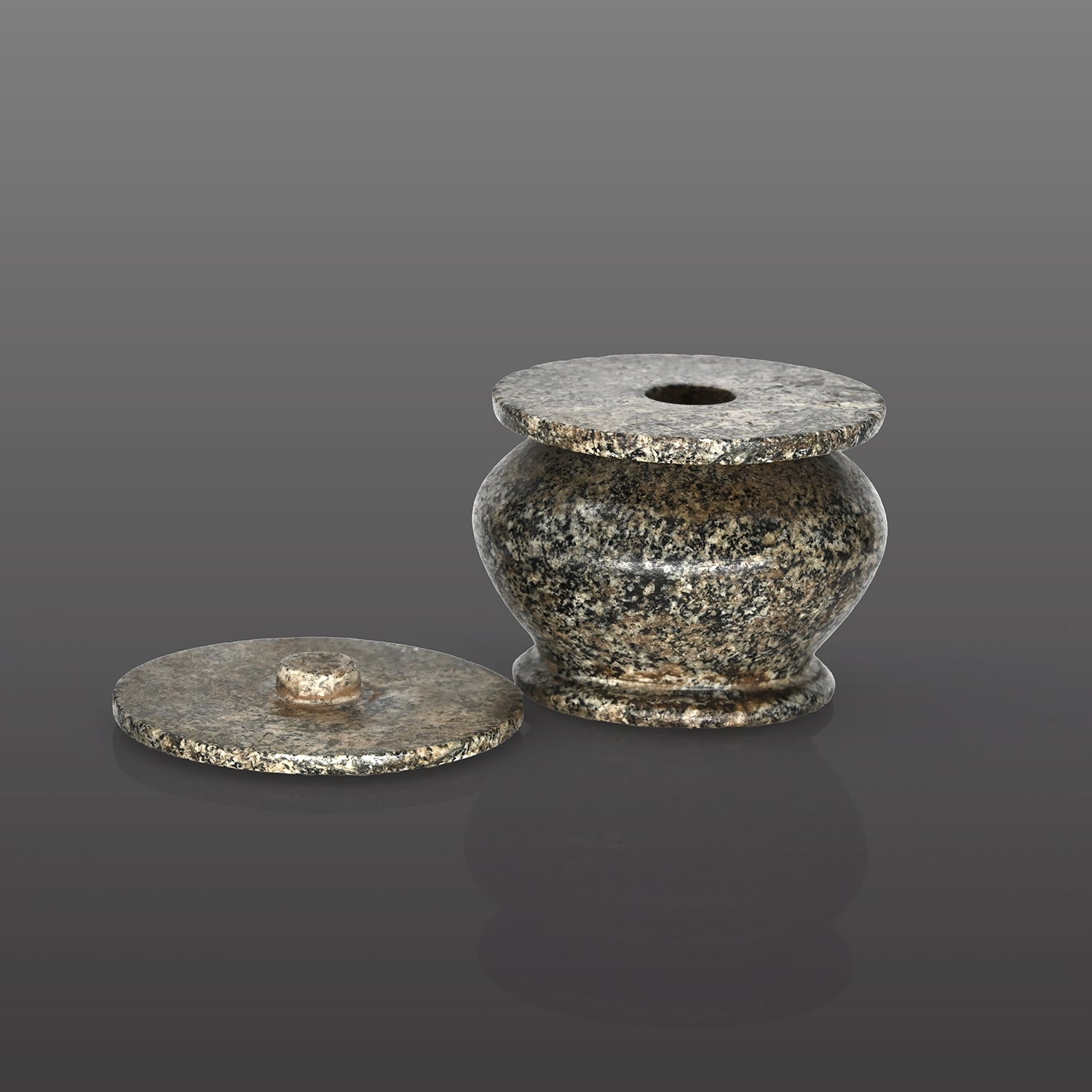 Ein feines ägyptisches Kosmetikgefäß mit Deckel, Mittleres Reich, 11.-12. Dynastie, ca. 2040 - 1786 v. Chr