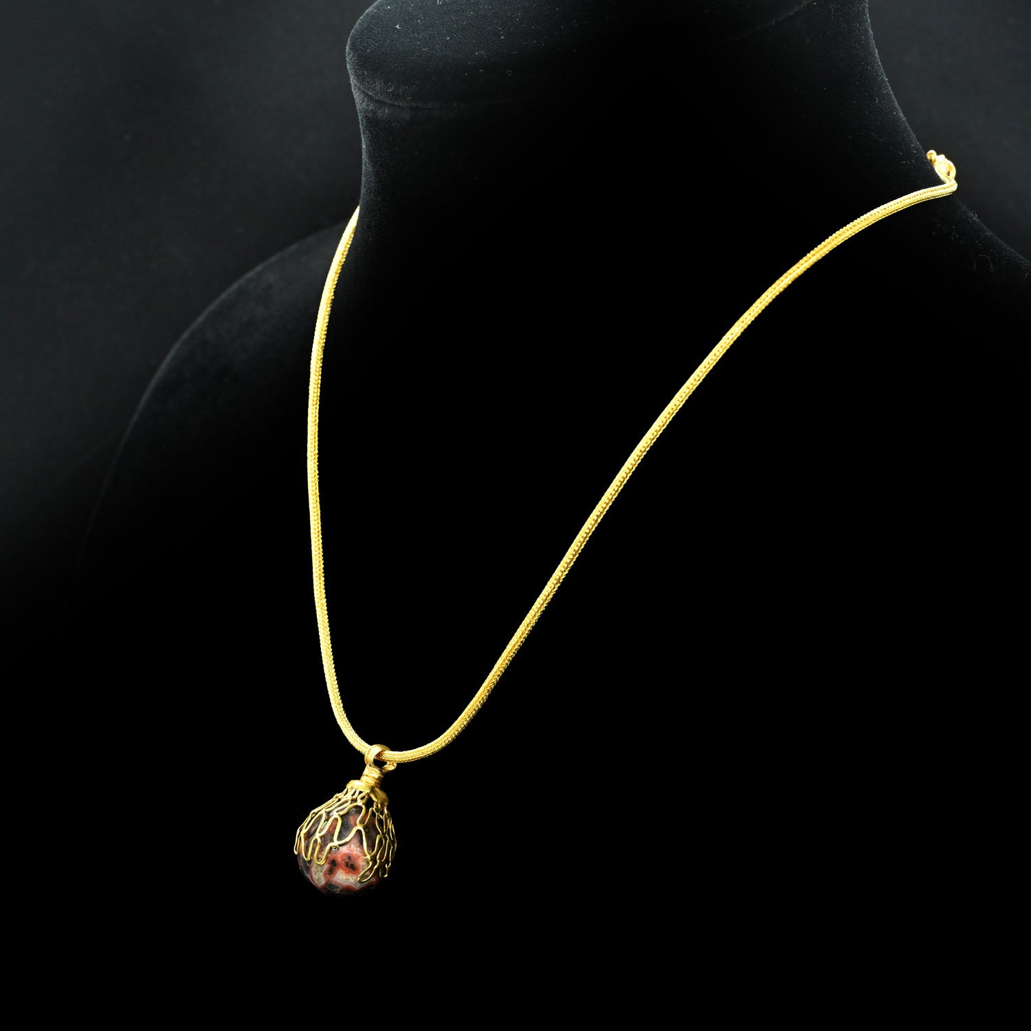 A superb Greek Gold and Agate Pendant, Hellenistic Period, 3rd - 1st century BCE