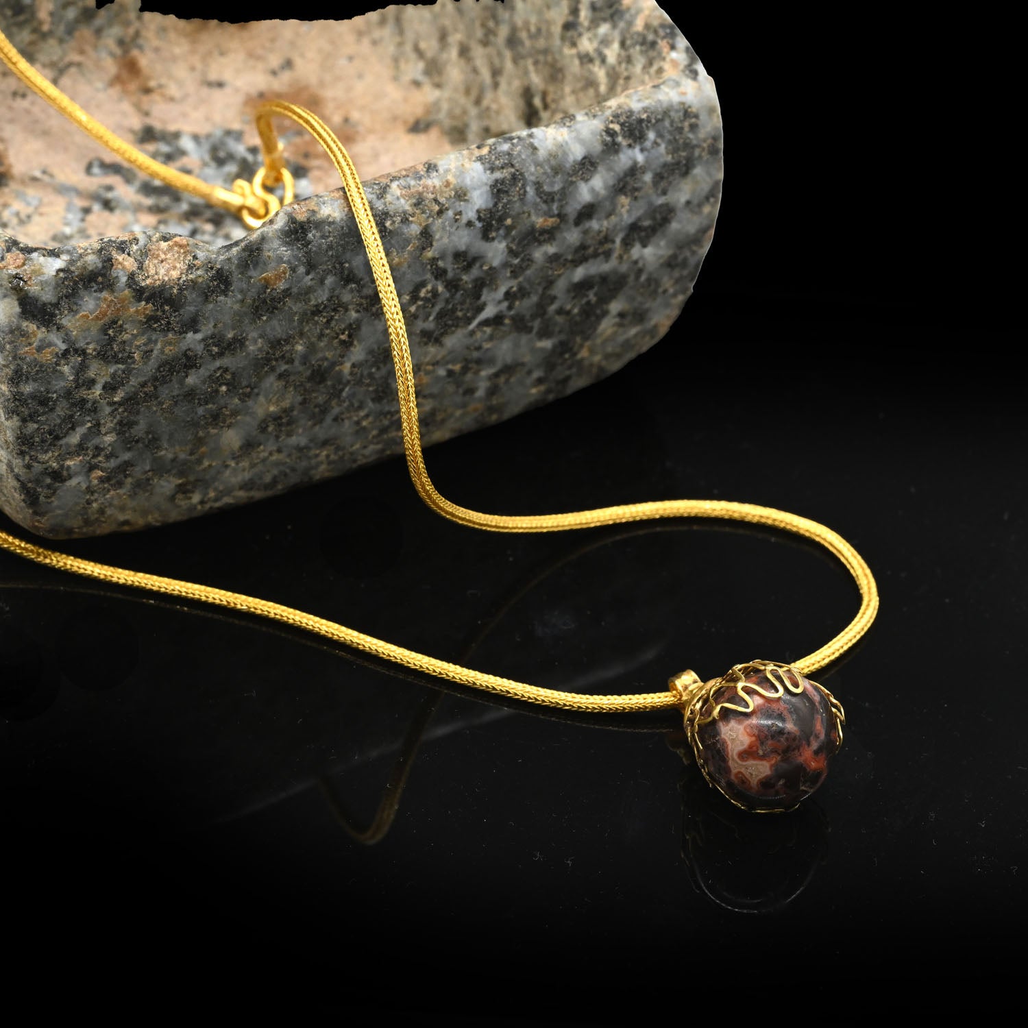 A superb Greek Gold and Agate Pendant, Hellenistic Period, 3rd - 1st century BCE