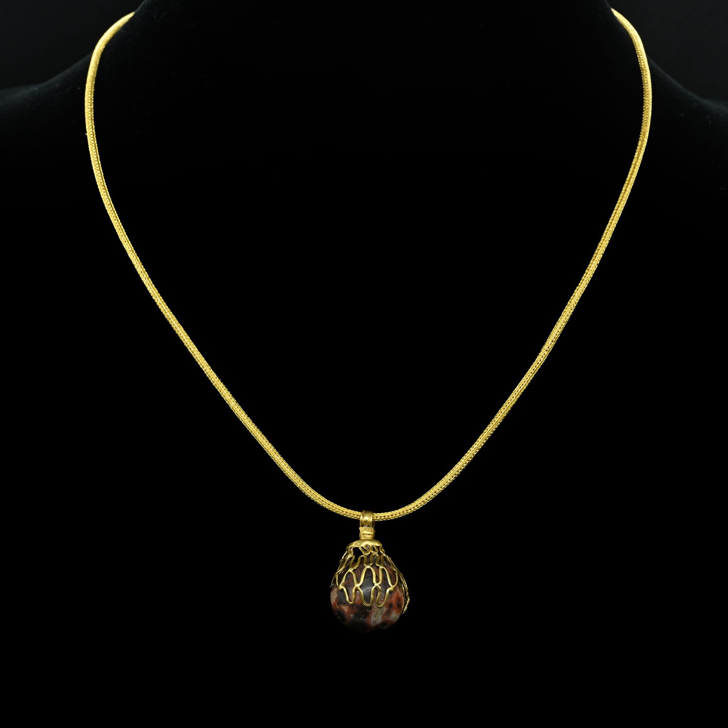 A superb Greek Gold and Agate Pendant, Hellenistic Period, 3rd - 1st century BCE