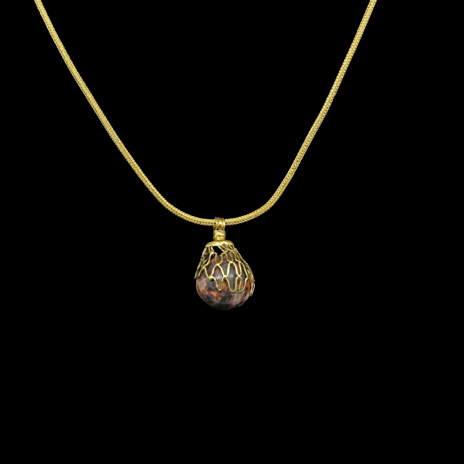 A superb Greek Gold and Agate Pendant, Hellenistic Period, 3rd - 1st century BCE