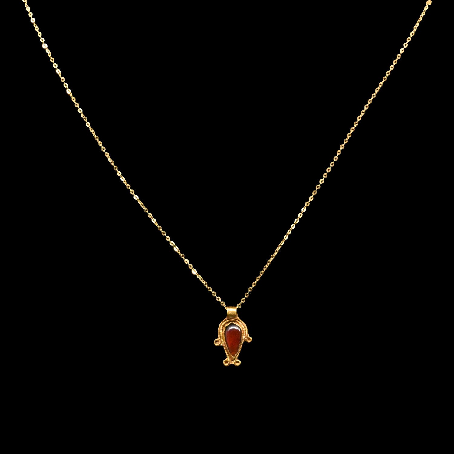 A pretty Hellenistic gold and garnet pendant, ca. 3rd - 1st century BCE