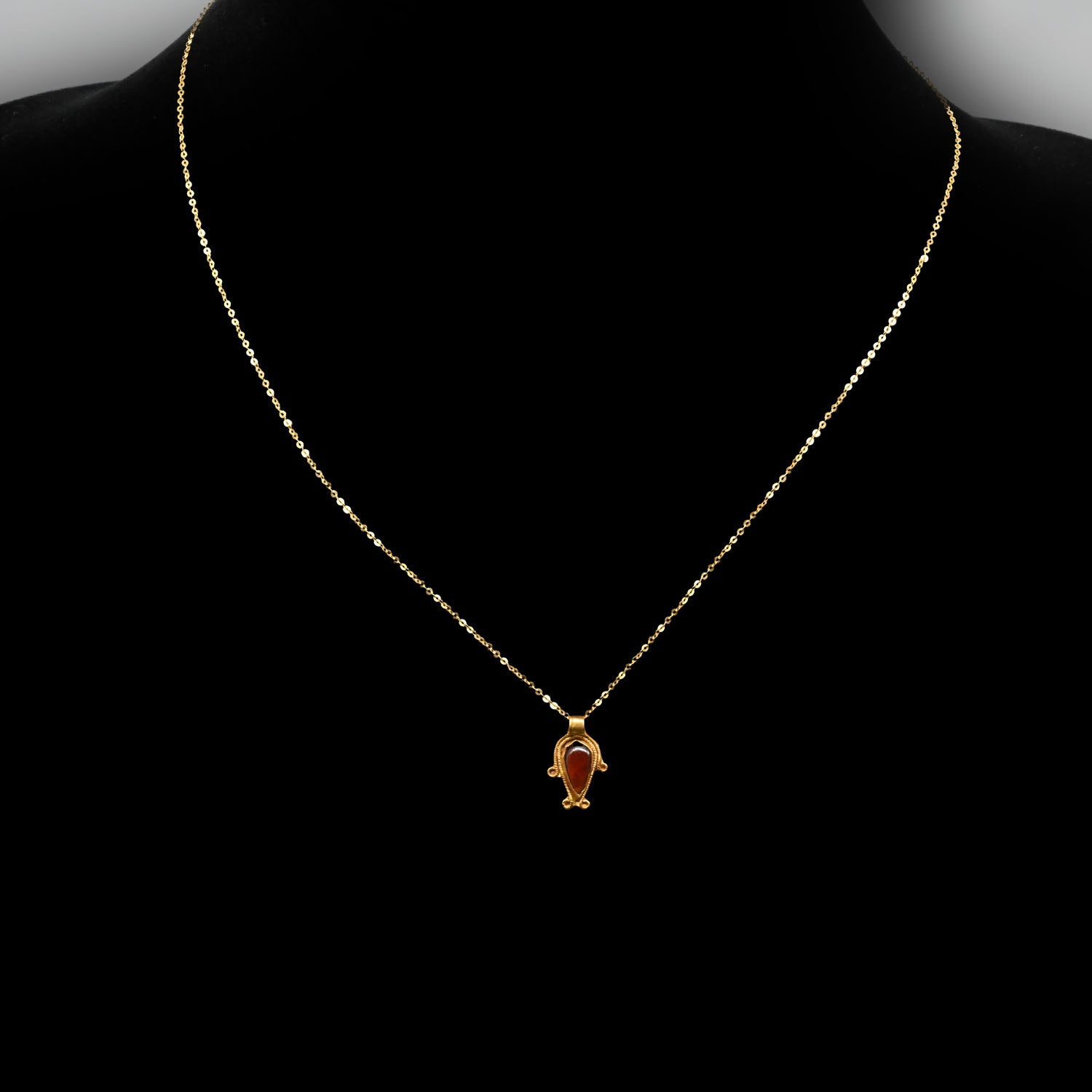 A pretty Hellenistic gold and garnet pendant, ca. 3rd - 1st century BCE