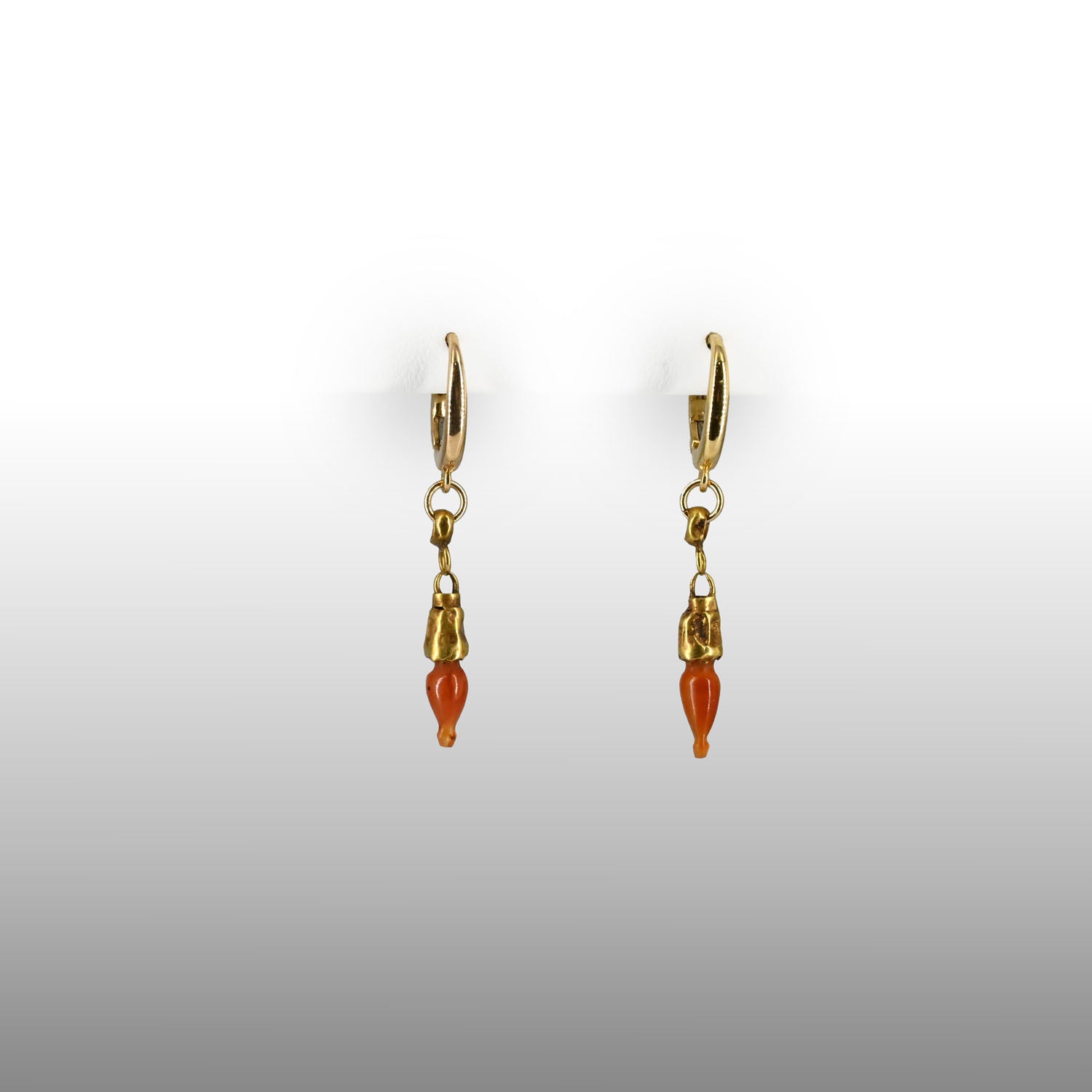 A pair of Greco-Roman carnelian and gold drop earrings, ca. 1st century BCE - 1st century CE