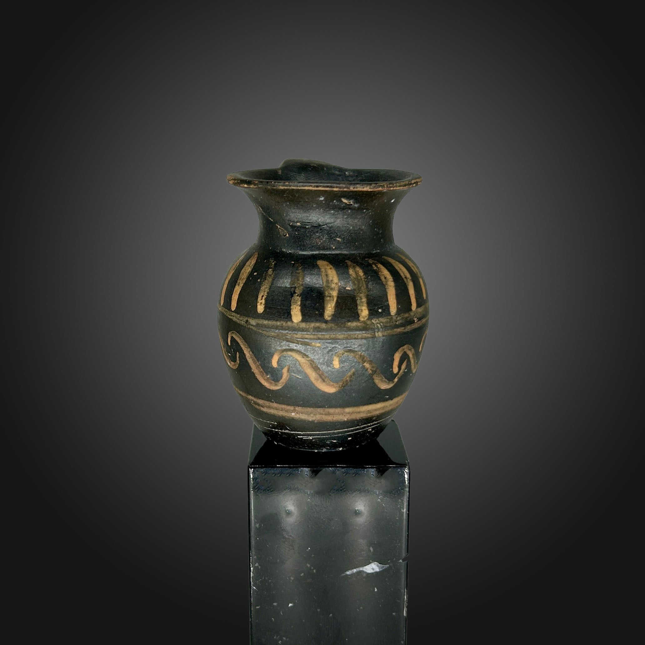 * Une Olpé miniature apulienne Xénonware, vers le IVe siècle av. J.-C.