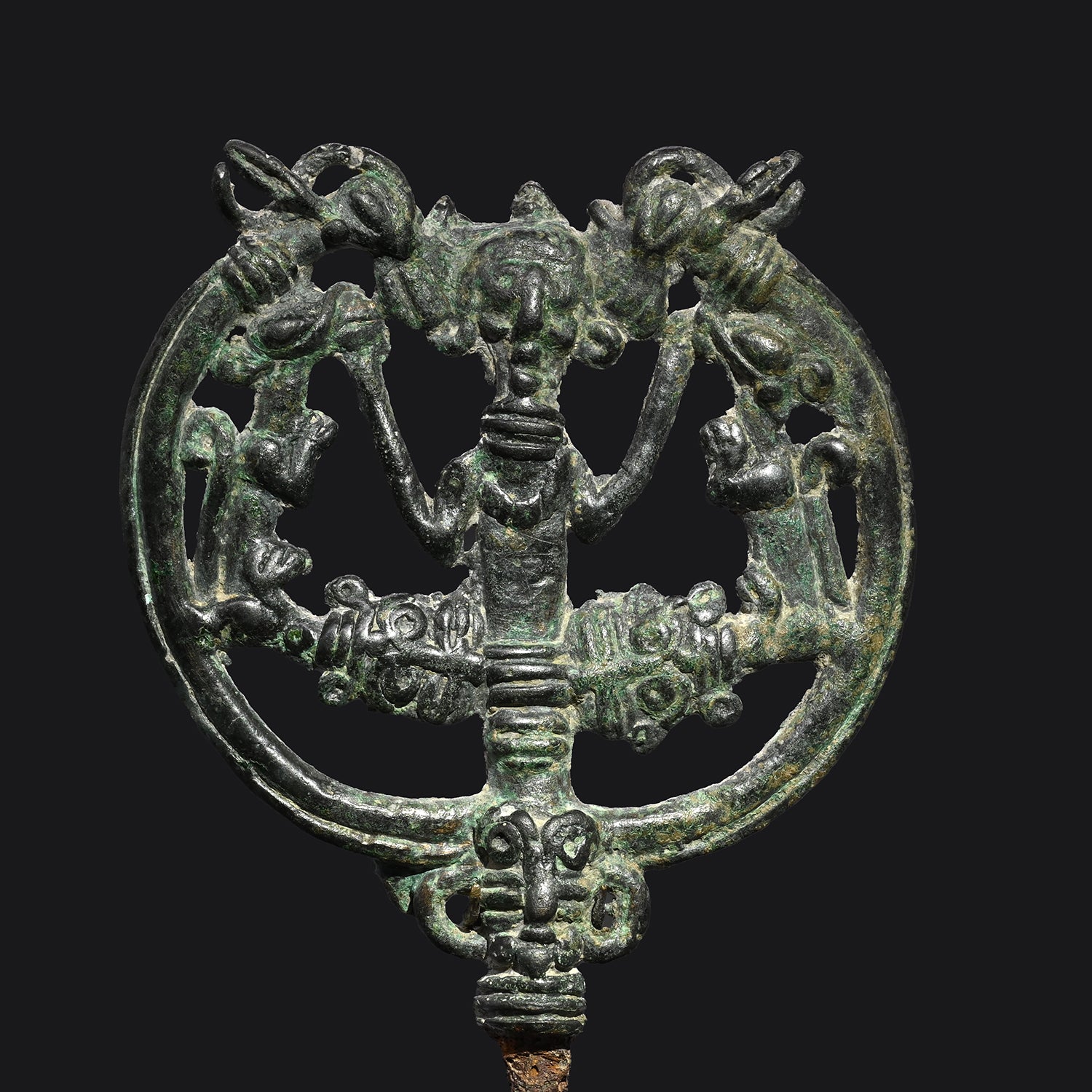 Ein durchbrochener Stecknadelkopf aus Luristan-Bronze, ca. Anfang des ersten Jahrtausends v. Chr