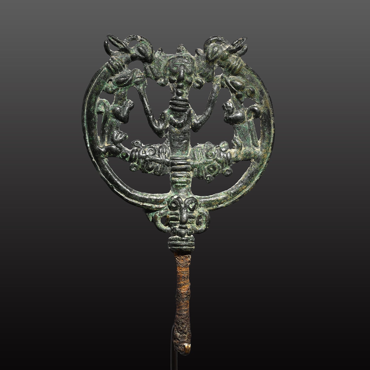 Ein durchbrochener Stecknadelkopf aus Luristan-Bronze, ca. Anfang des ersten Jahrtausends v. Chr