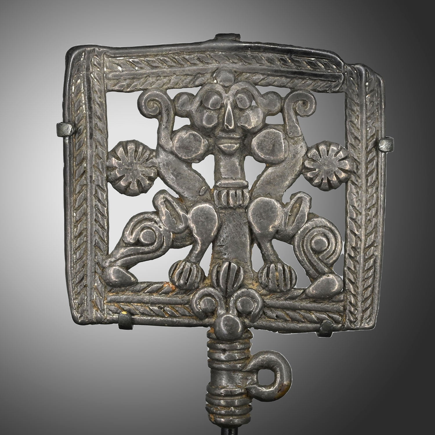 Ein seltener silberner Master of Animals-Abschluss aus Luristan, ca. 8. Jahrhundert v. Chr