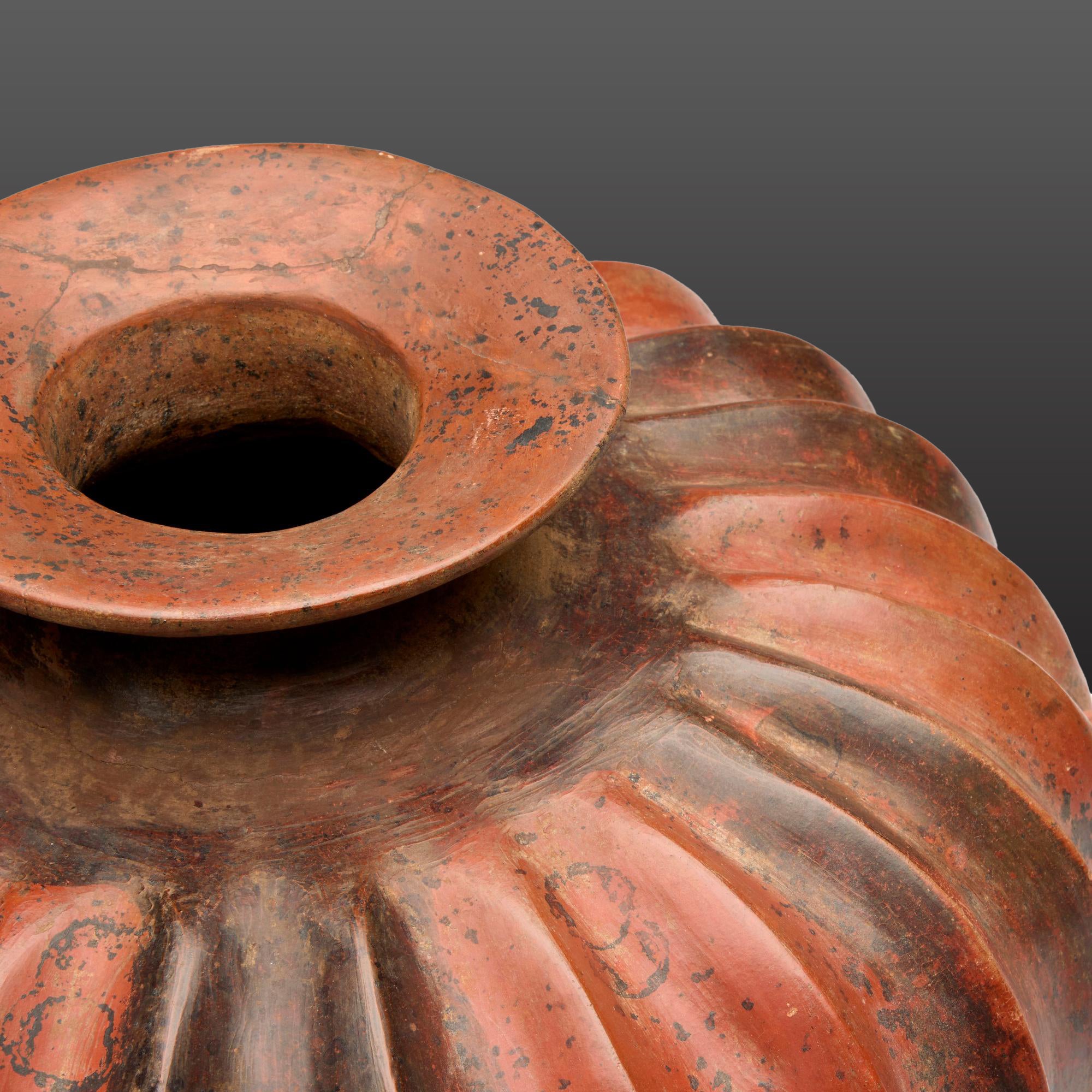 Grand récipient perroquet cannelé de Colima, période formative tardive-classique ancienne, vers 250 av. J.-C. - 100 ap. J.-C.