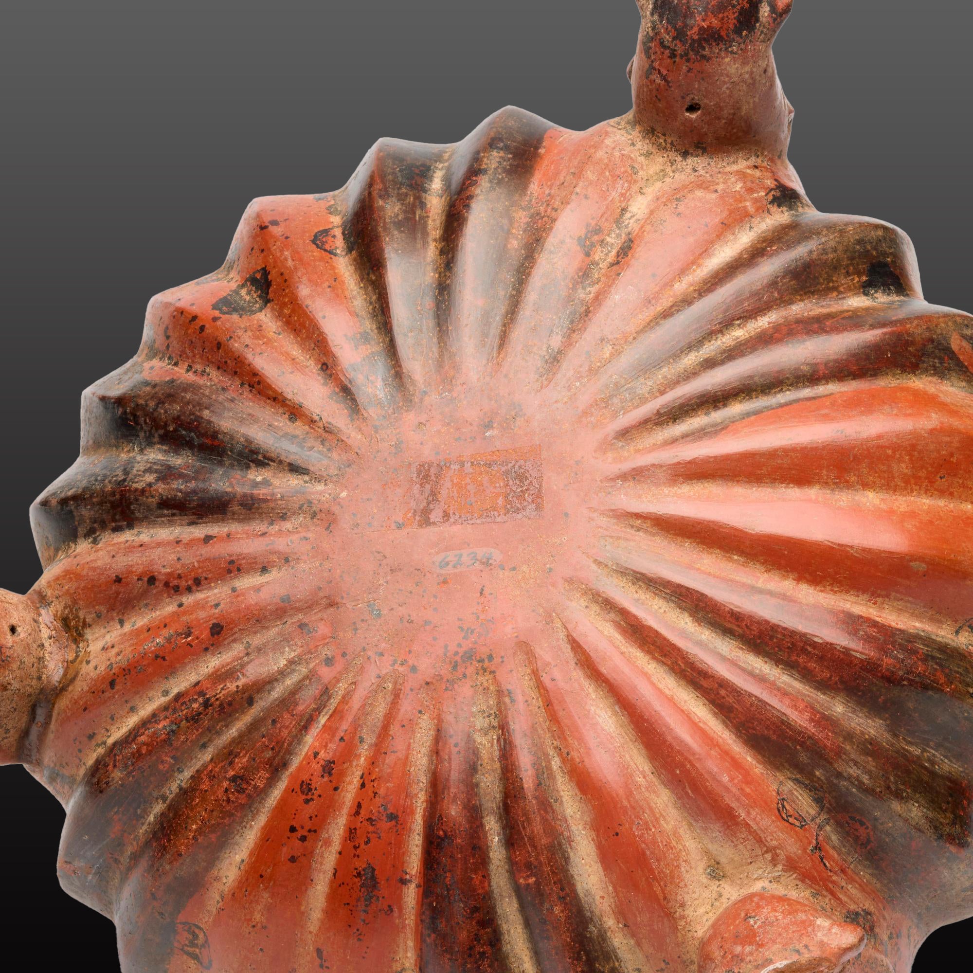 Grand récipient perroquet cannelé de Colima, période formative tardive-classique ancienne, vers 250 av. J.-C. - 100 ap. J.-C.