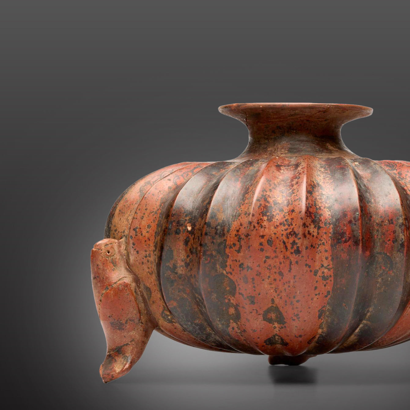 Grand récipient perroquet cannelé de Colima, période formative tardive-classique ancienne, vers 250 av. J.-C. - 100 ap. J.-C.