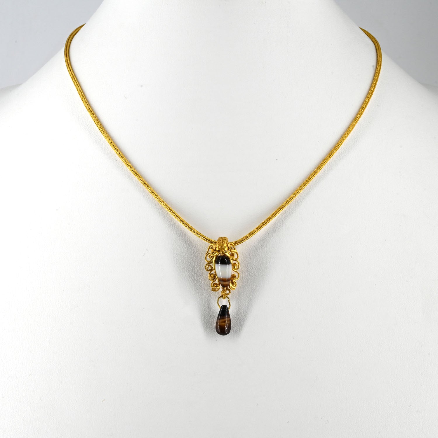 An Eastern Roman Gold and Banded Agate Pendant, Early Roman Imperial Period, ca. 1st century BCE - 2nd century CE