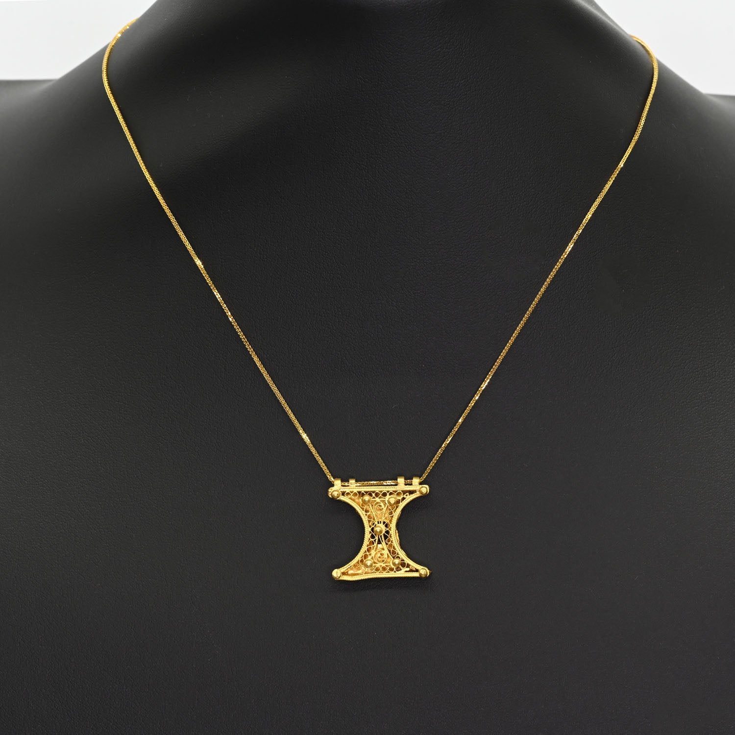 A fine Byzantine High Karat Gold Pendant, ca. 10th century CE