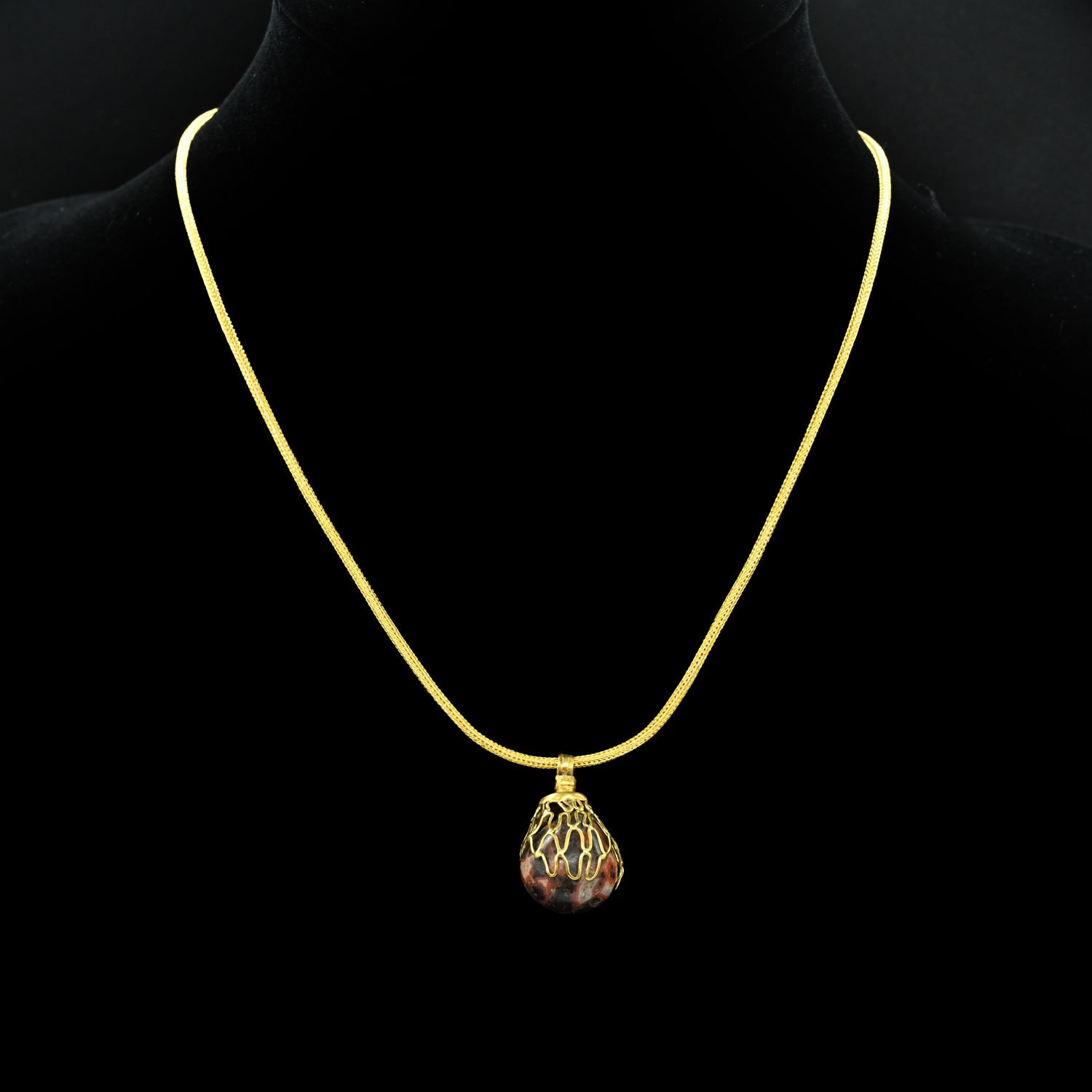 A superb Greek Gold and Agate Pendant, Hellenistic Period, 3rd - 1st century BCE