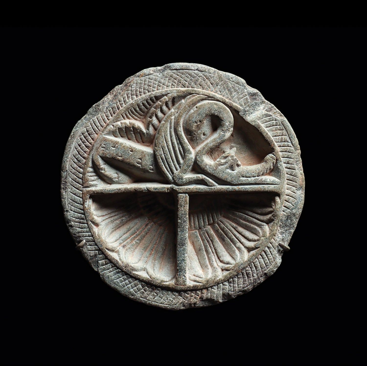 Ein Kosmetiktablett aus Gandhara-Schiefer mit Seeungeheuer, ca. 2. - 3. Jahrhundert n. Chr.