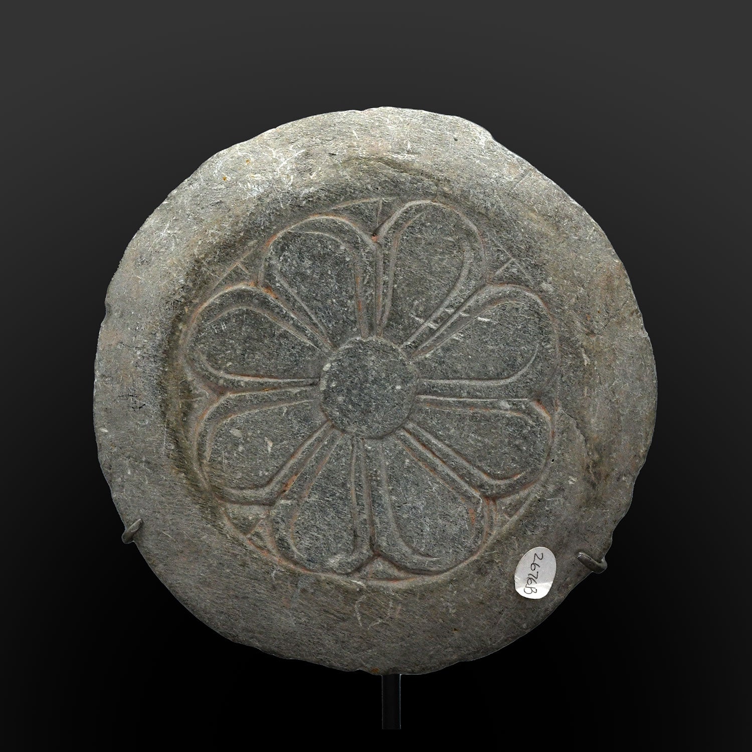 Ein Kosmetiktablett aus Gandhara-Schiefer mit Seeungeheuer, ca. 2. - 3. Jahrhundert n. Chr.