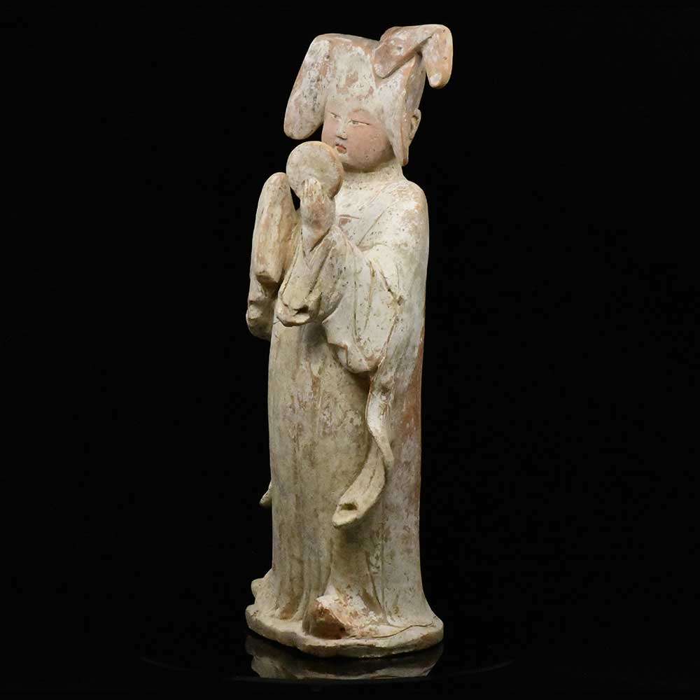 Eine chinesische Hofdame aus bemalter Keramik, Tang-Dynastie, ca. Mitte des 8. Jahrhunderts n. Chr.