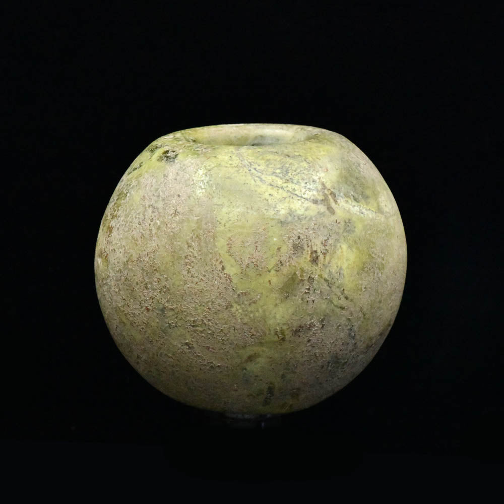 Ein seltener chinesischer Streitkolbenkopf aus grünem Stein, Jungsteinzeit, ca. 3000 - 2000 v. Chr