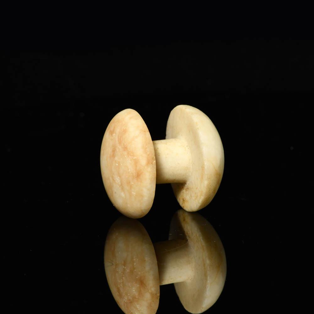 Ägyptische Ohrspulen aus Alabaster, Neues Reich, 18. Dynastie, ca. 1550 - 1295 v. Chr