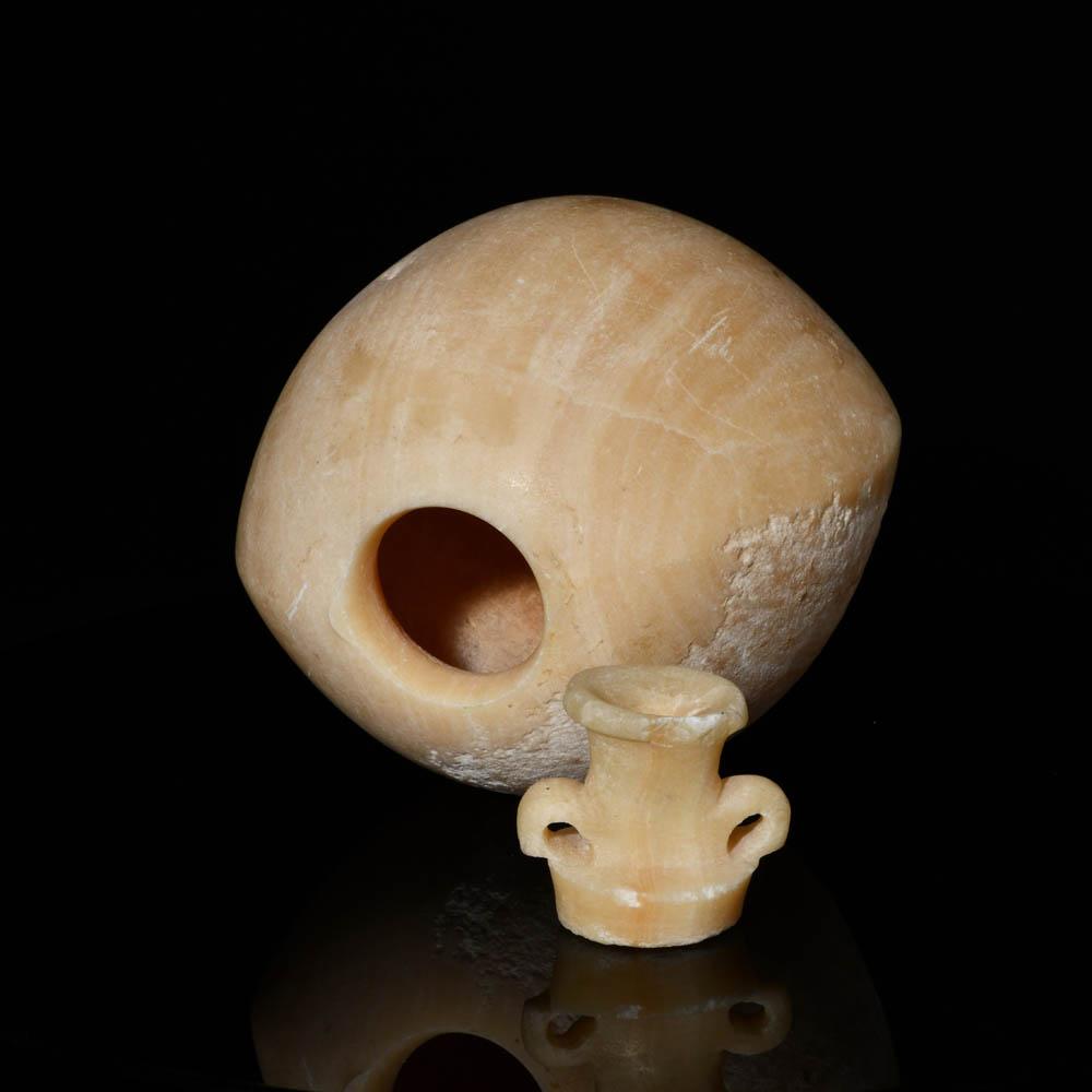 Ein ägyptischer Alabastron mit abnehmbarem Deckel, spätptolemäische Zeit, ca. 664 - 30 v. Chr