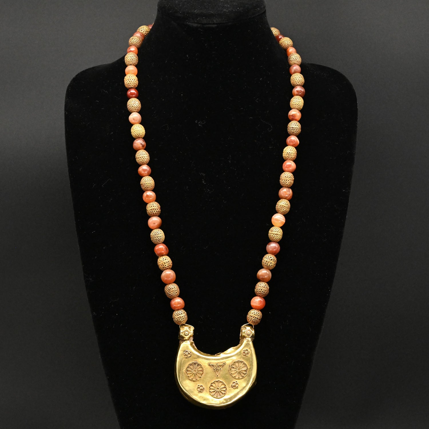 A large Persian Crescent Shaped Gold Pendant Necklace, Seljuk Period, ca. 11th - 12th century CE