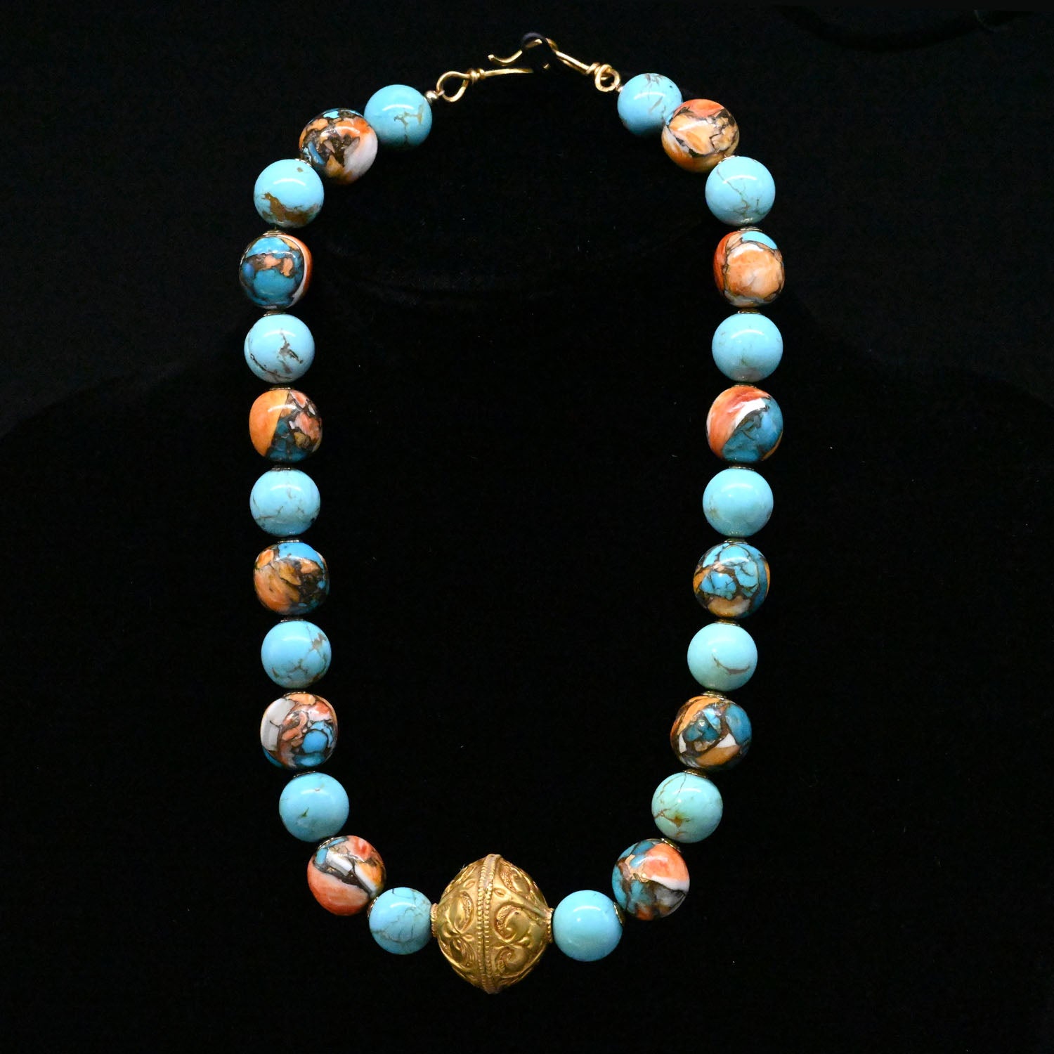 Ein islamischer Goldanhänger an einer türkisfarbenen Perlenkette<br> <em>Seldschukenzeit, ca. 10. – 12. Jahrhundert n. Chr</em>