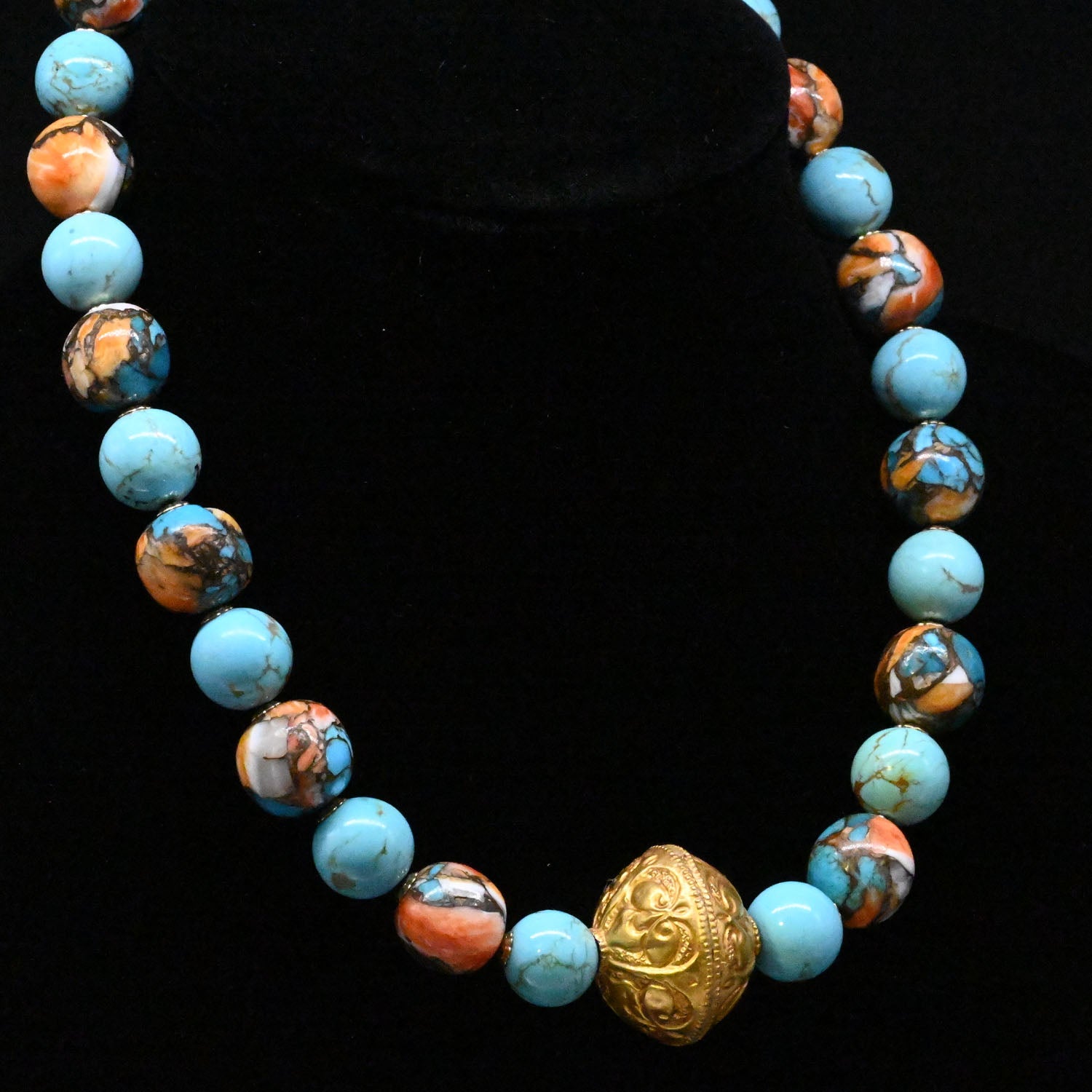 Ein islamischer Goldanhänger an einer türkisfarbenen Perlenkette<br> <em>Seldschukenzeit, ca. 10. – 12. Jahrhundert n. Chr</em>