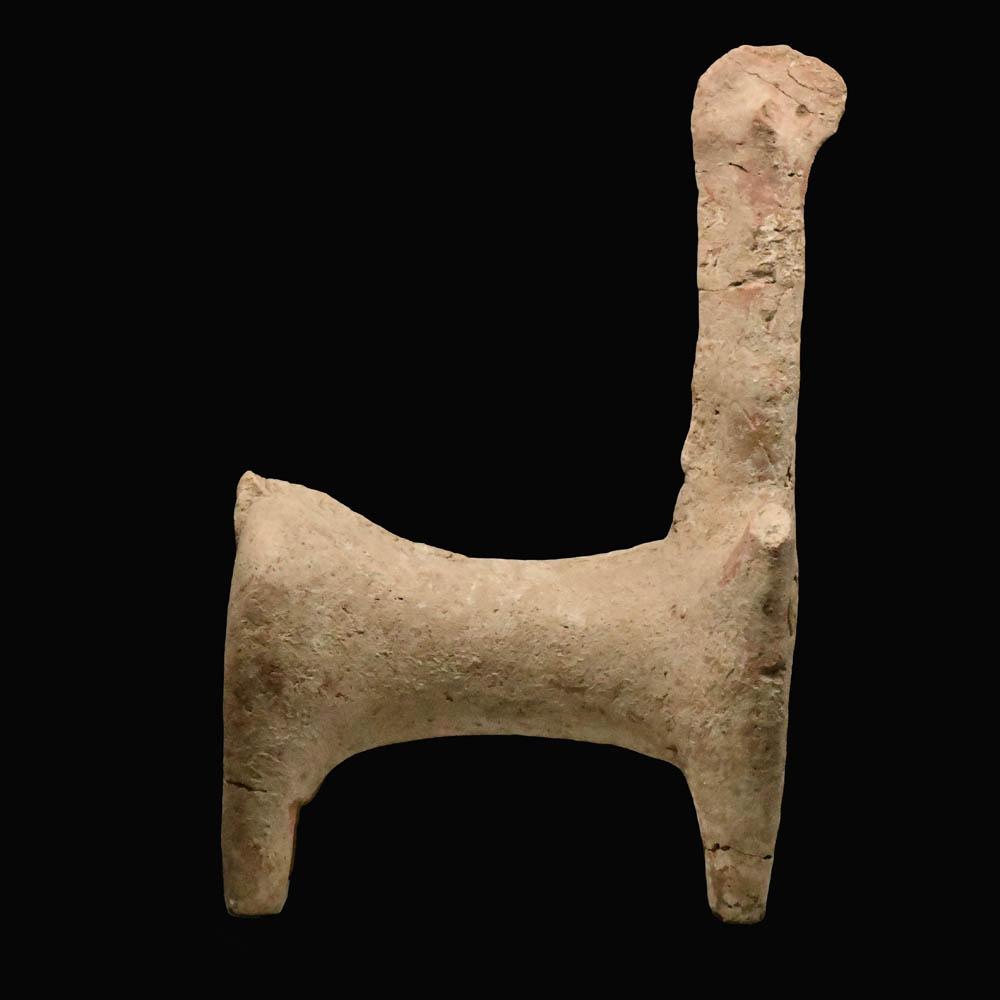 Ein großer zoomorpher Vierbeiner aus Amlash-Terrakotta, ca. Anfang des 1. Jahrtausends v. Chr