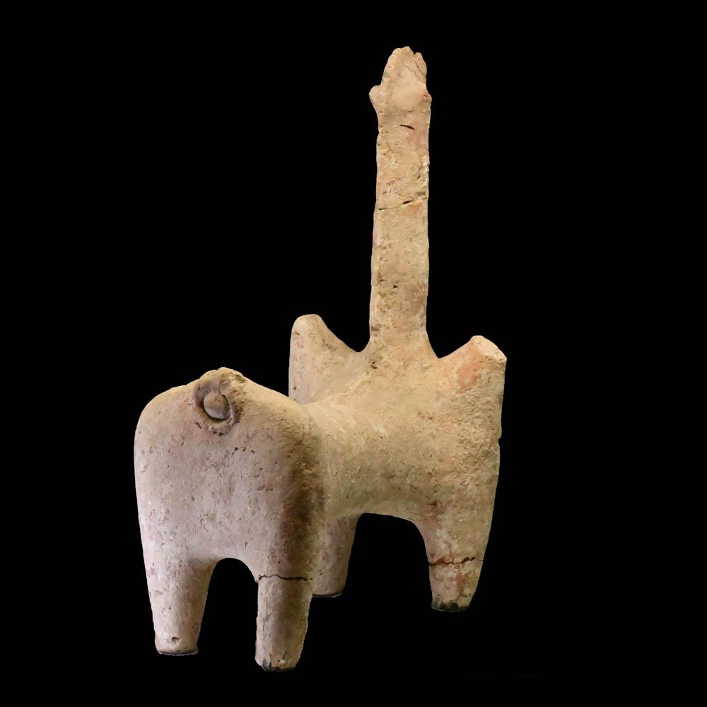Ein großer zoomorpher Vierbeiner aus Amlash-Terrakotta, ca. Anfang des 1. Jahrtausends v. Chr