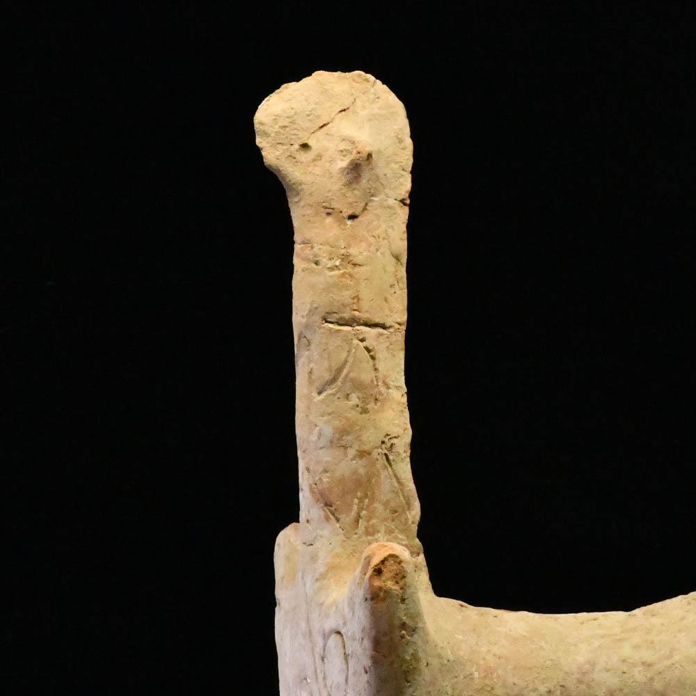 Ein großer zoomorpher Vierbeiner aus Amlash-Terrakotta, ca. Anfang des 1. Jahrtausends v. Chr