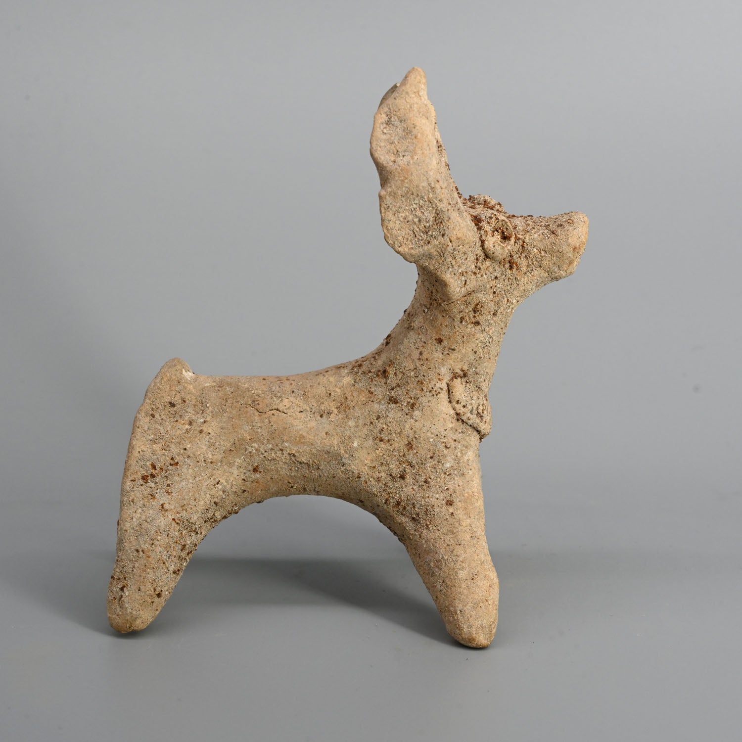 Eine große syro-hethitische Terrakottafigur eines Stieres, ca. Anfang des 2. Jahrtausends v. Chr