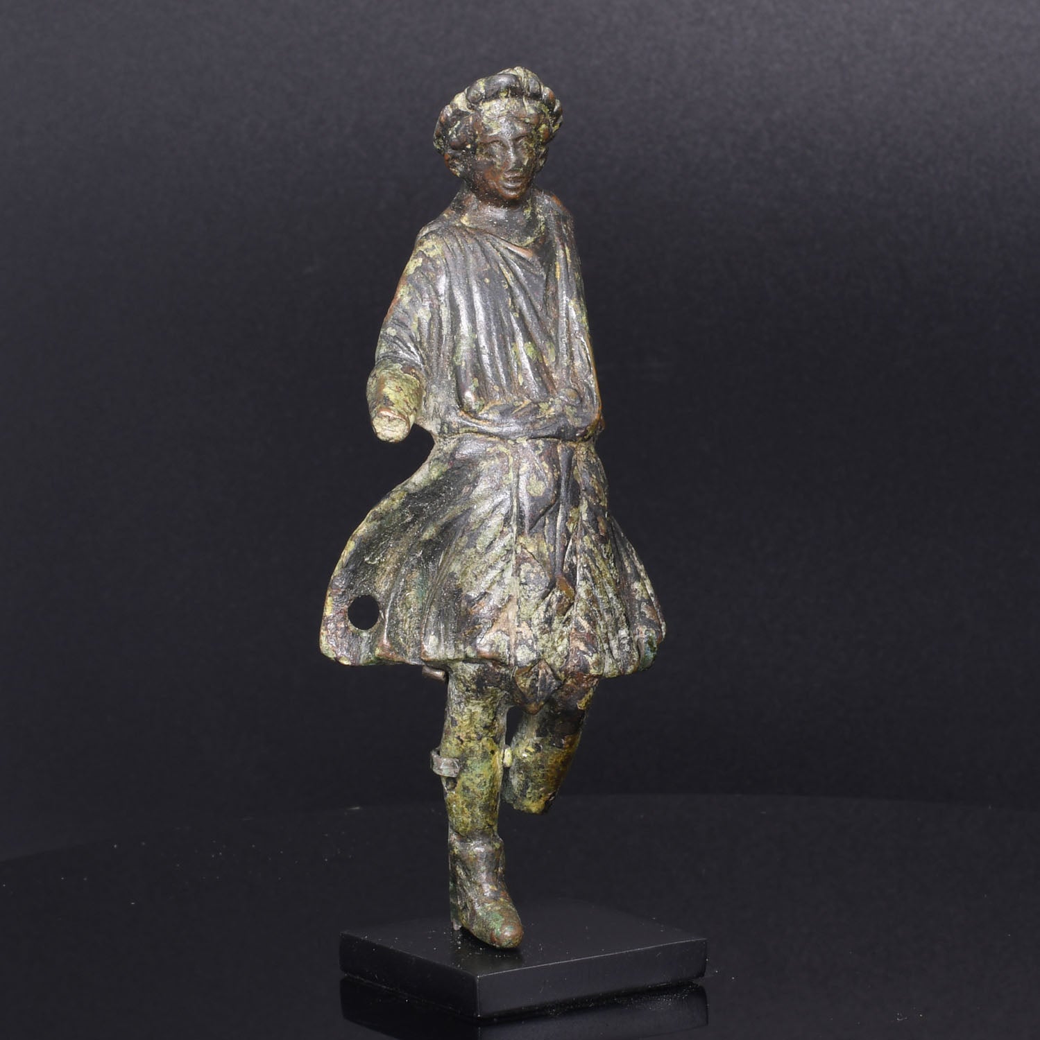 Eine römische Bronzefigur von Lar, ca. 1. – 3. Jahrhundert n. Chr