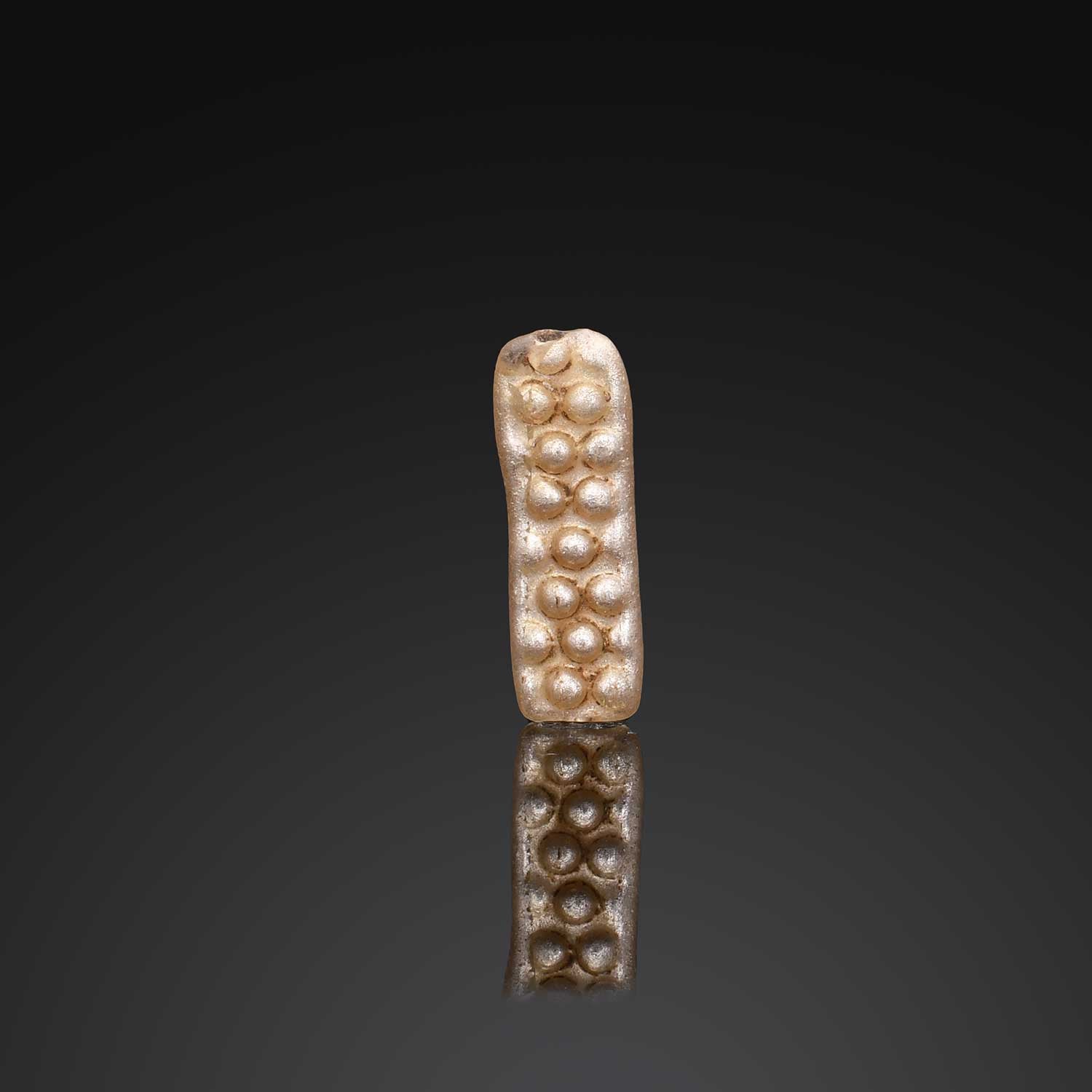 Eine römische Elektrum-Glasperle mit Darstellung von Harpokrates, frühe römische Kaiserzeit, ca. 50 v. Chr. – 50 n. Chr