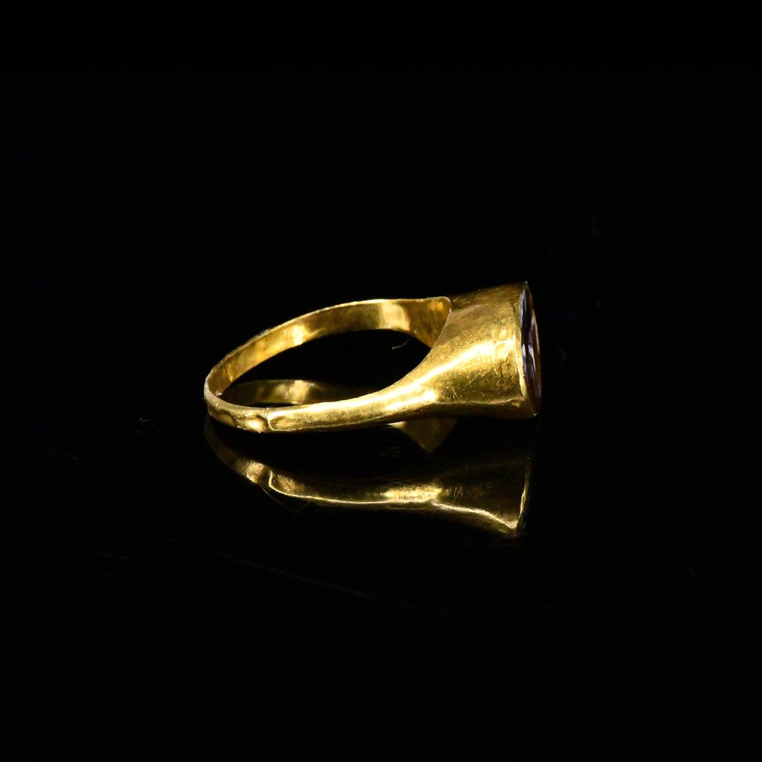 Ein römischer Fingerring aus Gold und Achat, ca. 2. Jahrhundert n. Chr