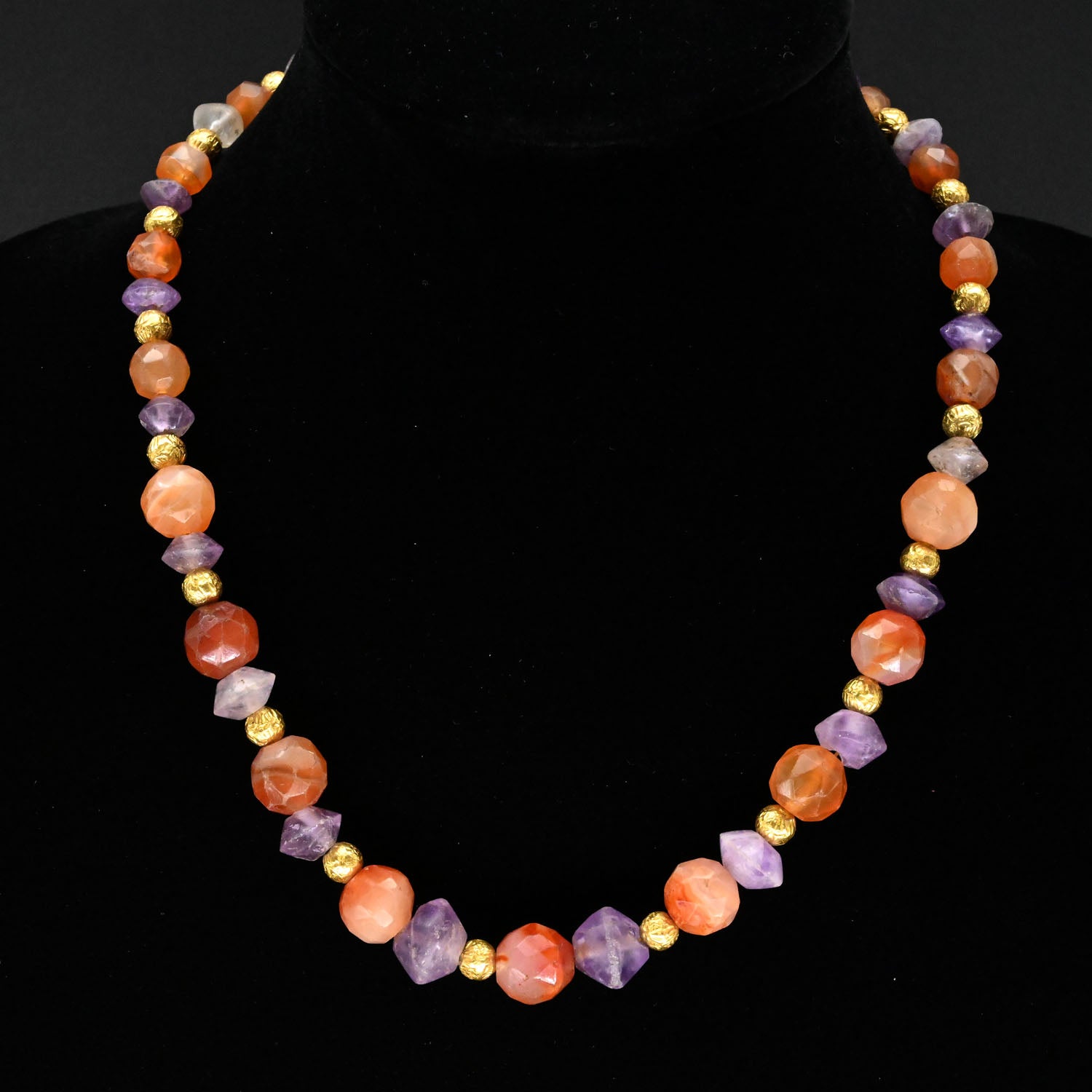 Eine römische Amethyst- und Karneolperlenkette, ca. 1. – 2. Jahrhundert n. Chr