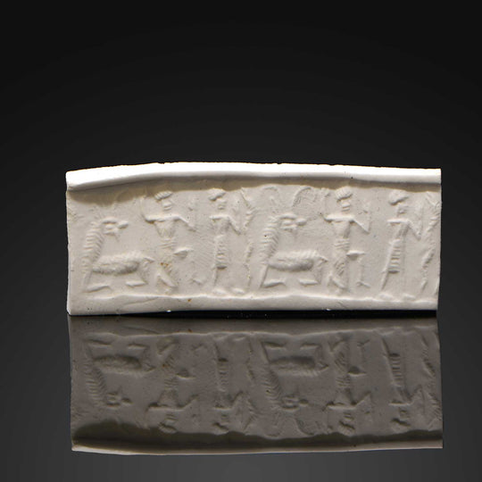 Altbabylonisches schwarzes Serpentin-Zylindersiegel mit Ritualszene, altbabylonische Periode, ca. 2000 - 1600 v. Chr.