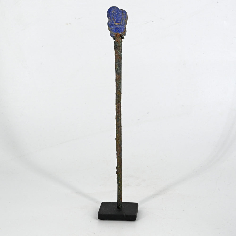 Seltene sumerische Kupfernadel mit Schlangenknauf aus Lapislazuli, ca. 3. Jahrtausend v. Chr.