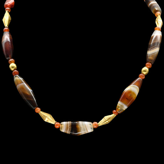 Un collier de perles en agate et or d&