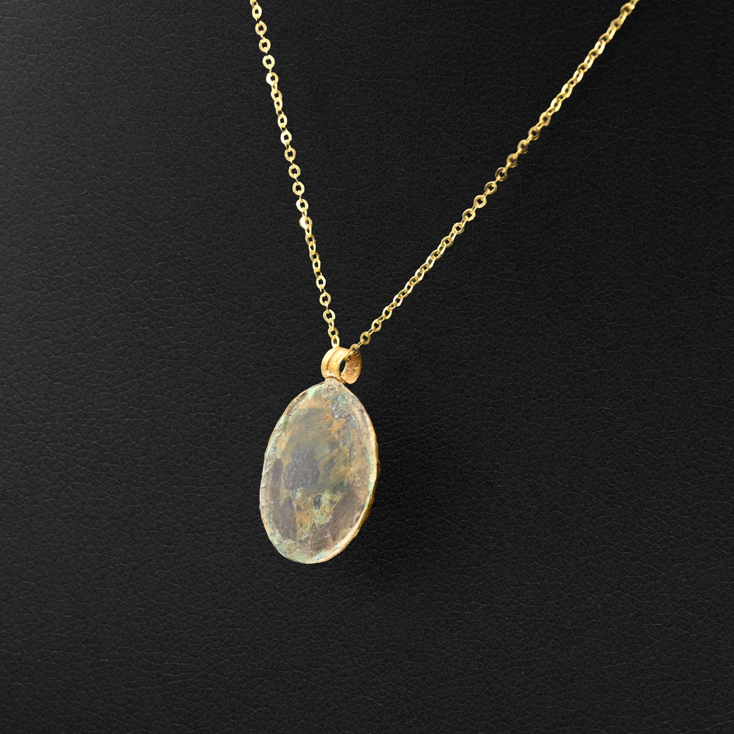 A Neo-Assyrian Gold and Glass pendant, ca. 9th to 7th century BCE