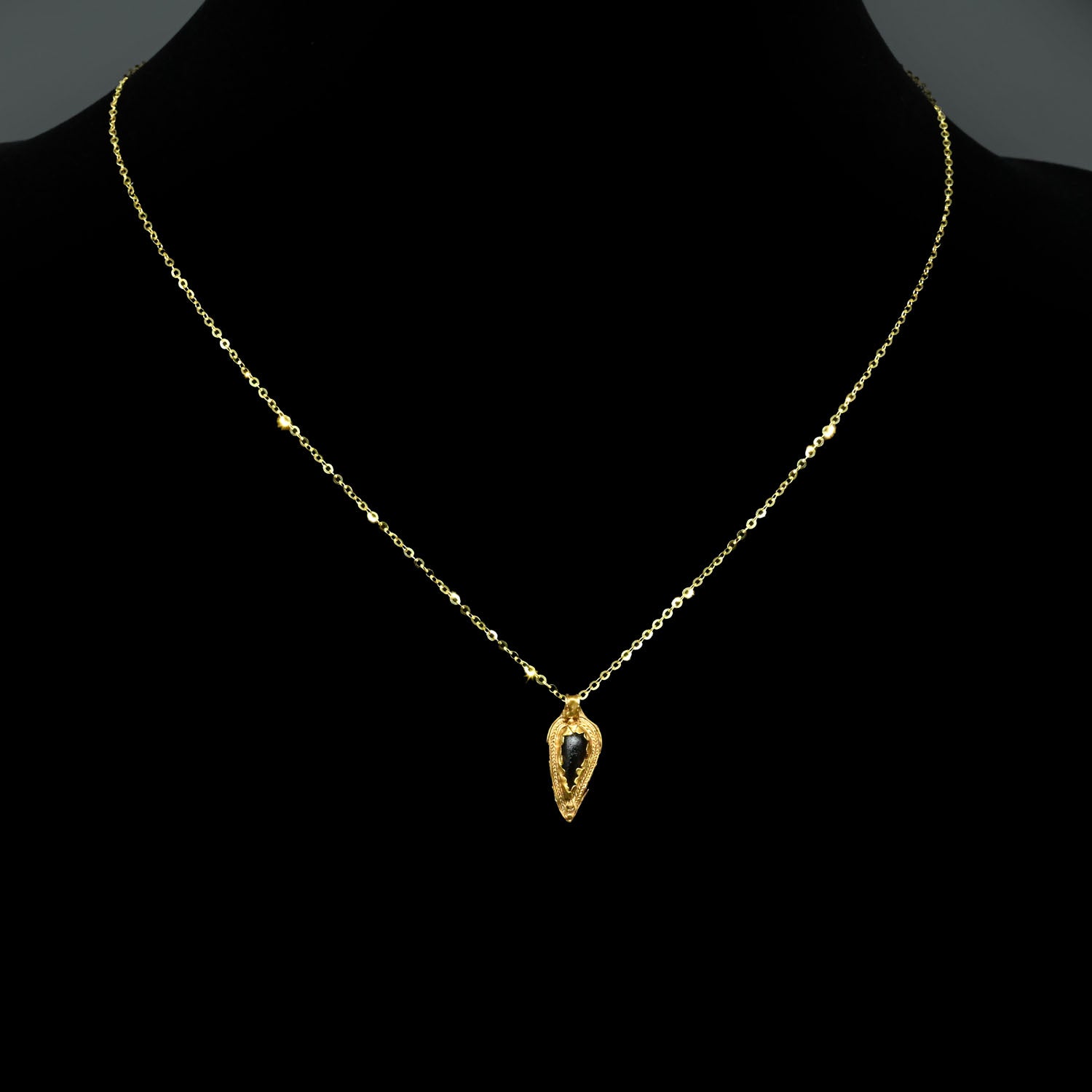 A Hellenistic Gold and Garnet Pendant, Hellenistic Period, ca. 3rd - 1st century BCE