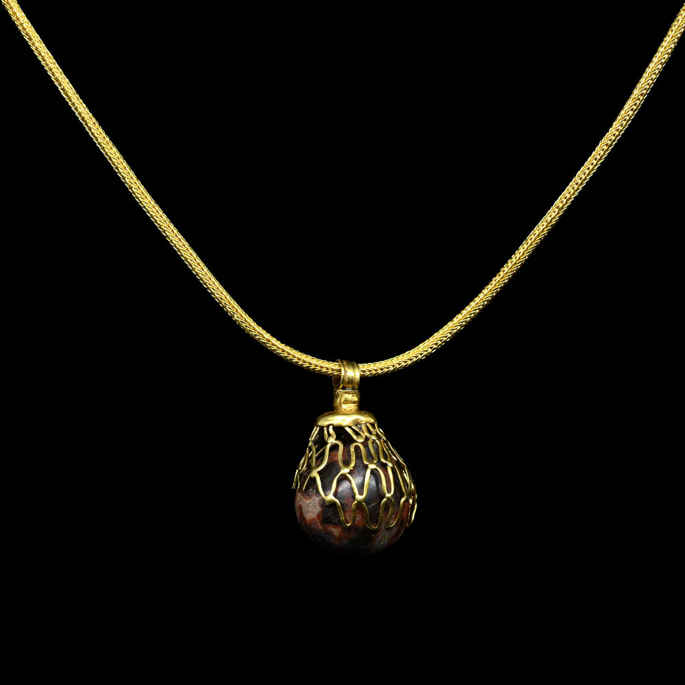 A superb Greek Gold and Agate Pendant, Hellenistic Period, 3rd - 1st century BCE